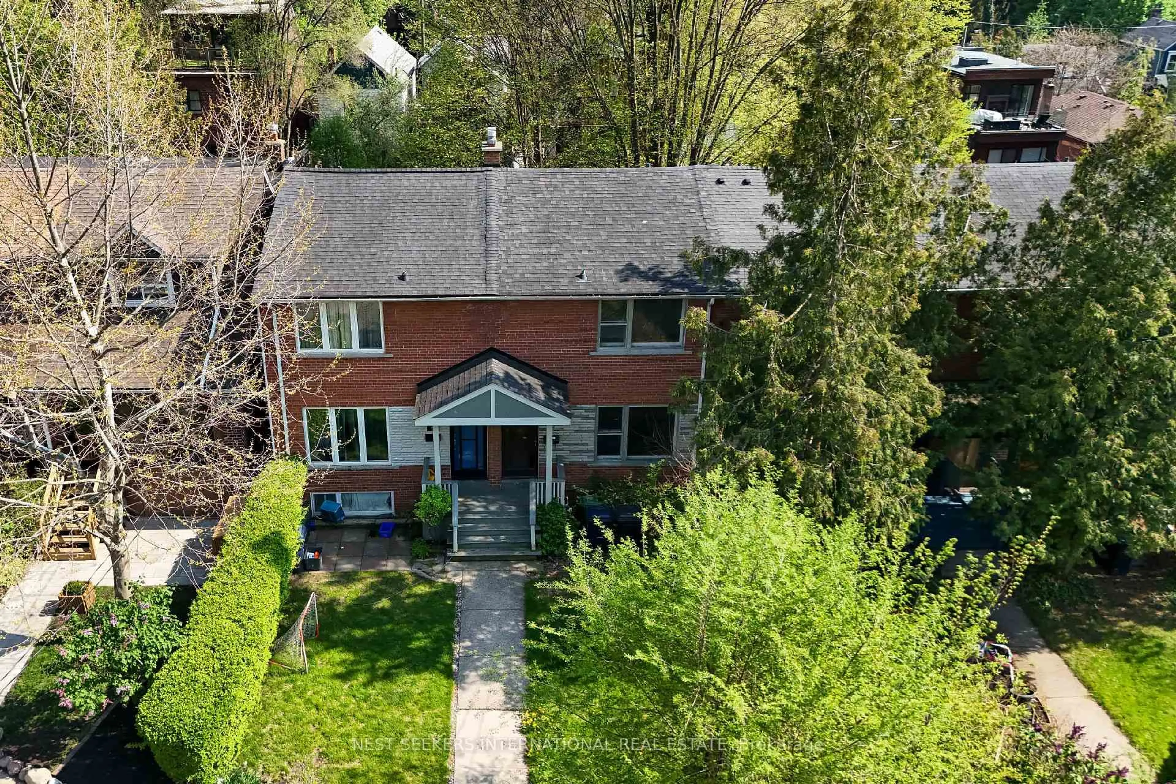 A pic from outside/outdoor area/front of a property/back of a property/a pic from drone, street for 31 Ivy Ave, Toronto Ontario M4L 2H6