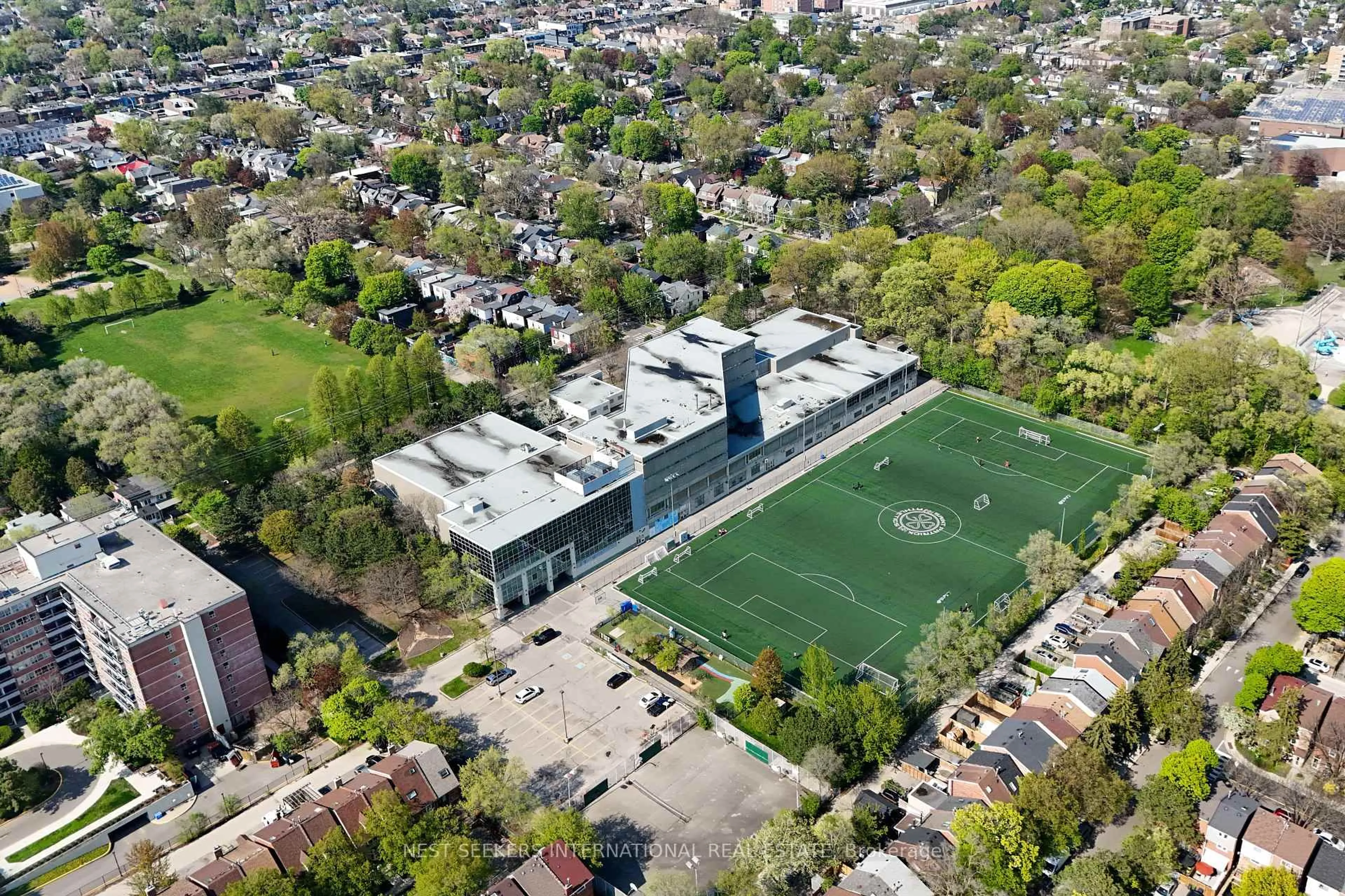 A pic from outside/outdoor area/front of a property/back of a property/a pic from drone, street for 31 Ivy Ave, Toronto Ontario M4L 2H6
