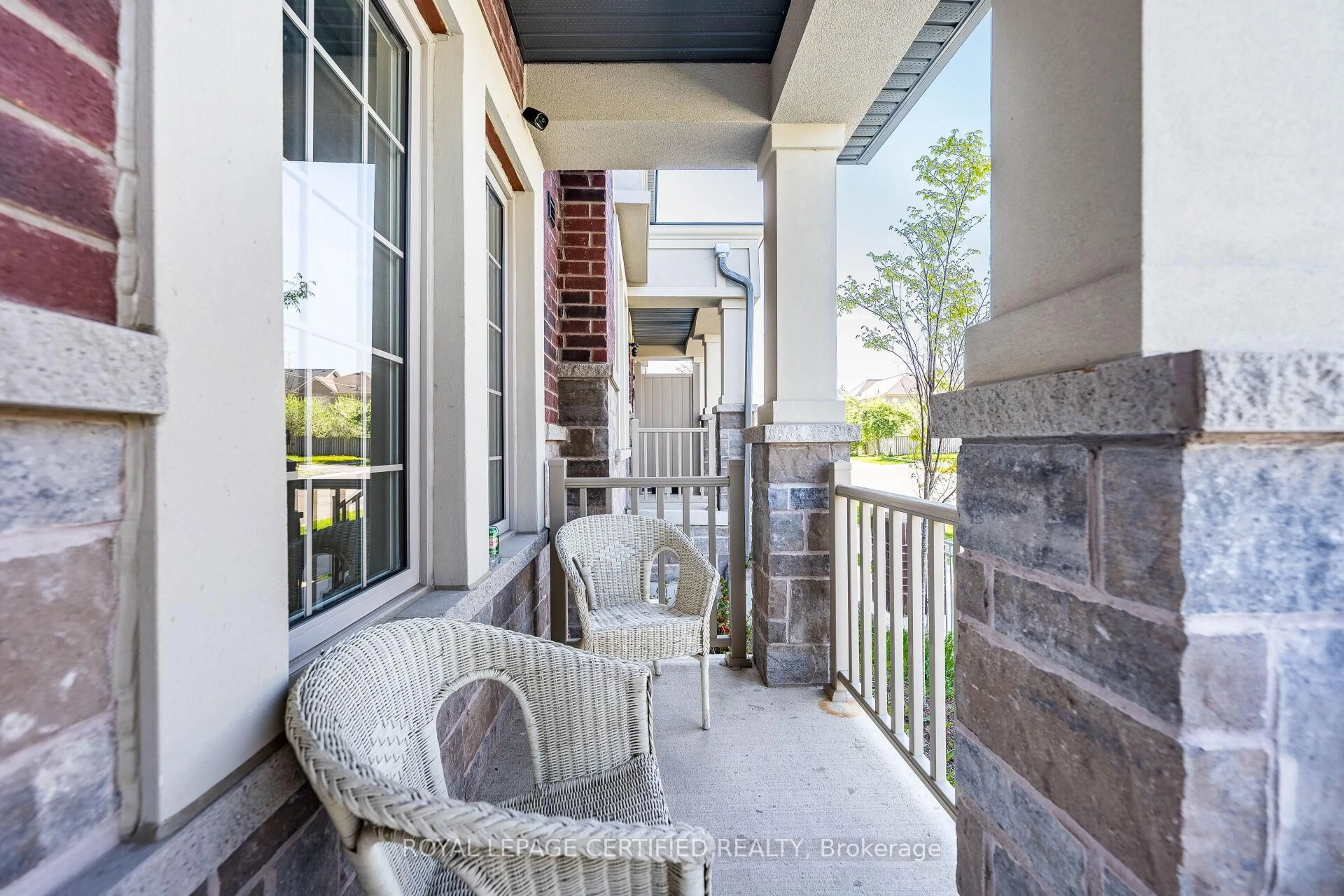 Patio, street for 529 Old Harwood Ave, Ajax Ontario L1Z 0V2
