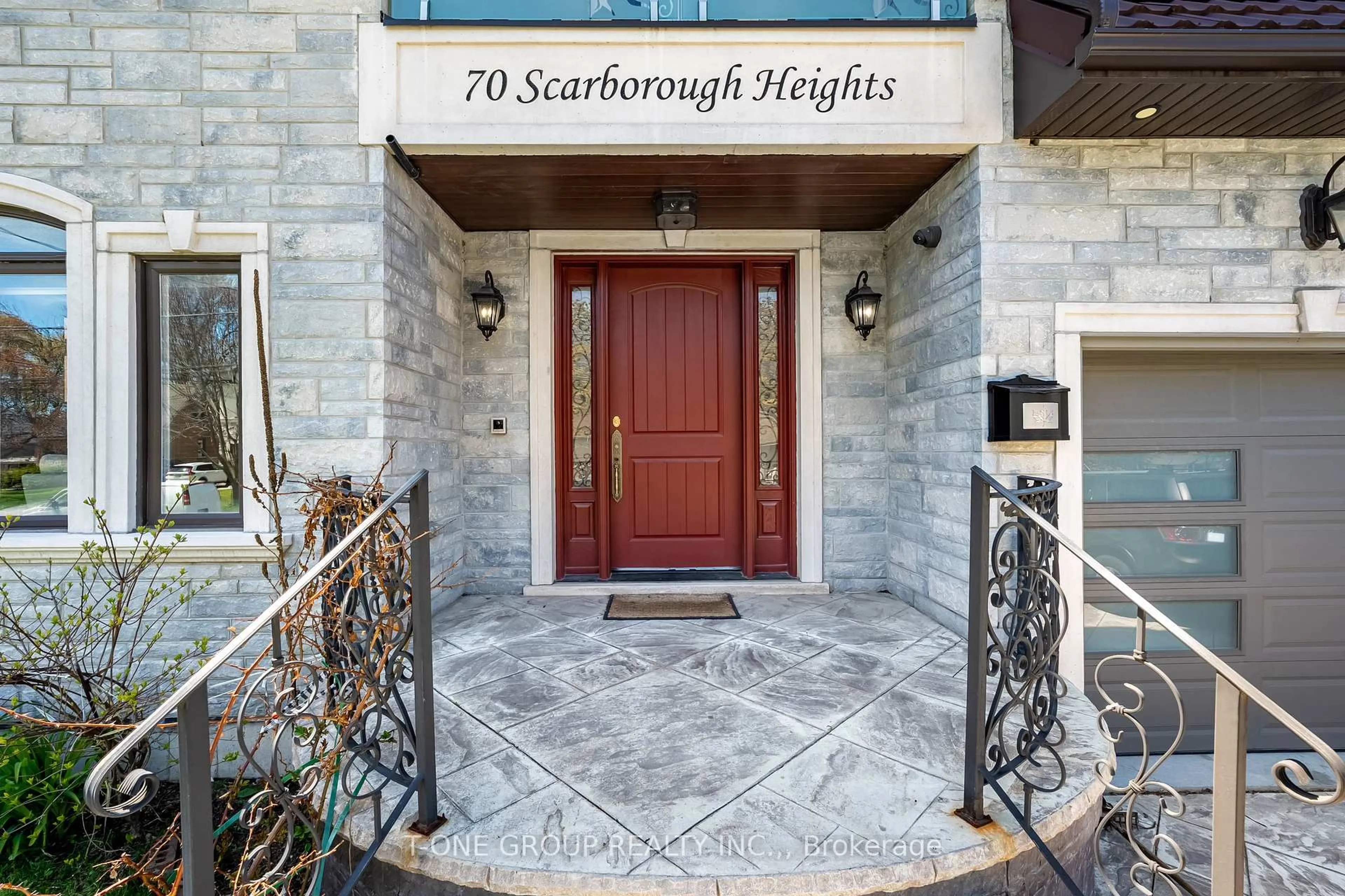 Indoor entryway for 70 Scarborough Heights Blvd, Toronto Ontario M1M 2V4