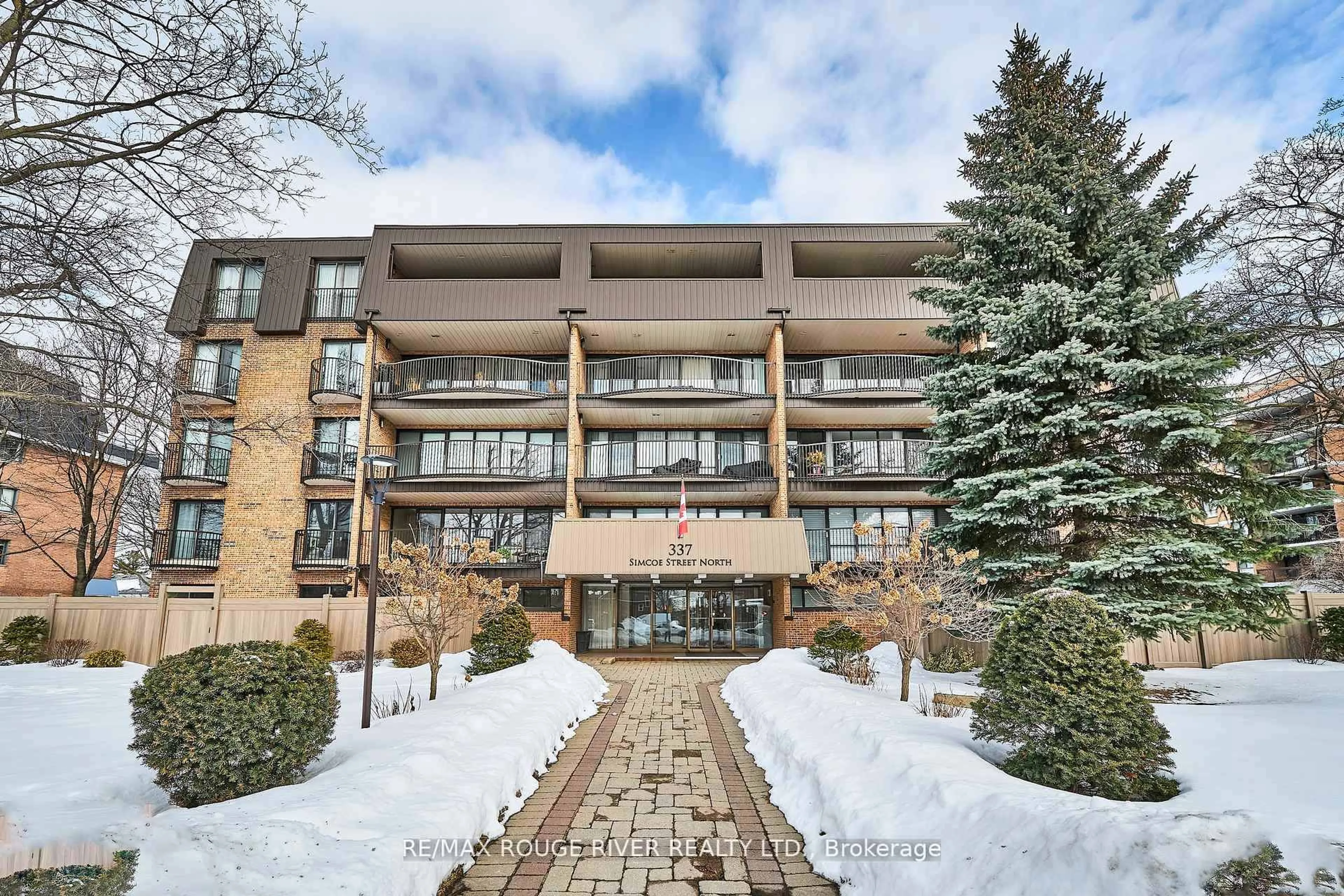 Indoor foyer for 337 Simcoe St #401, Oshawa Ontario L1G 4T2