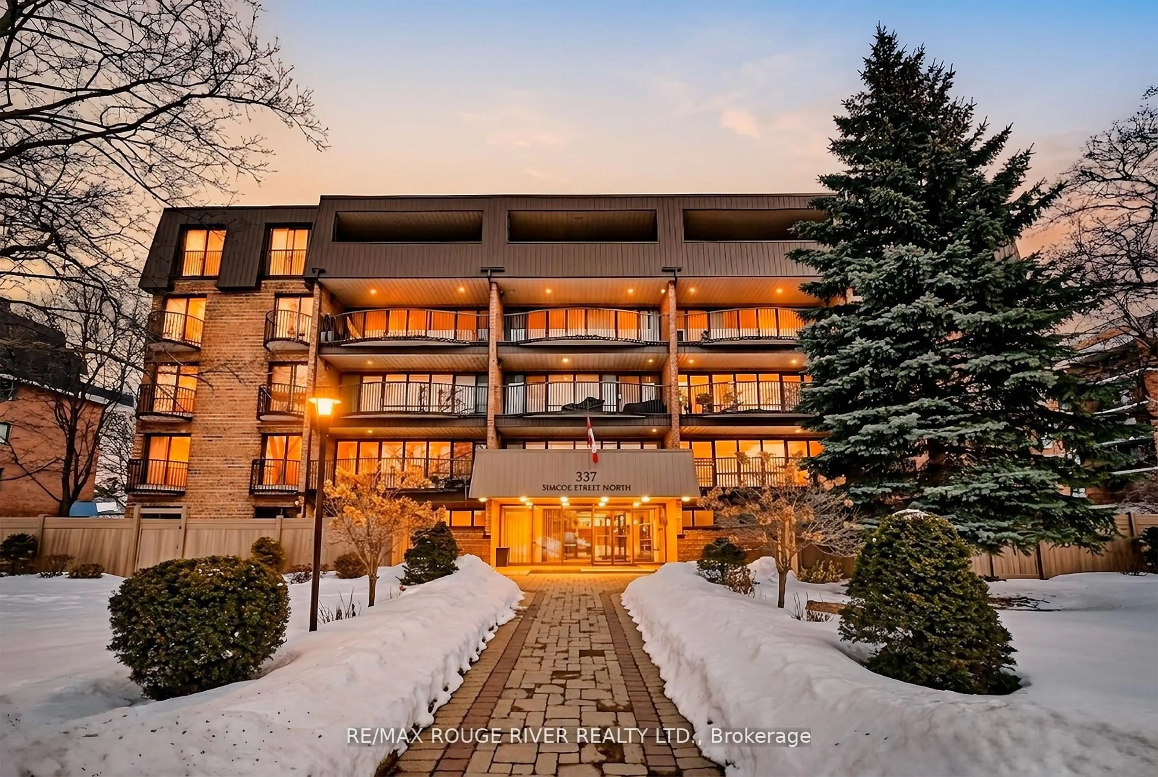 Indoor foyer for 337 Simcoe St #401, Oshawa Ontario L1G 4T2