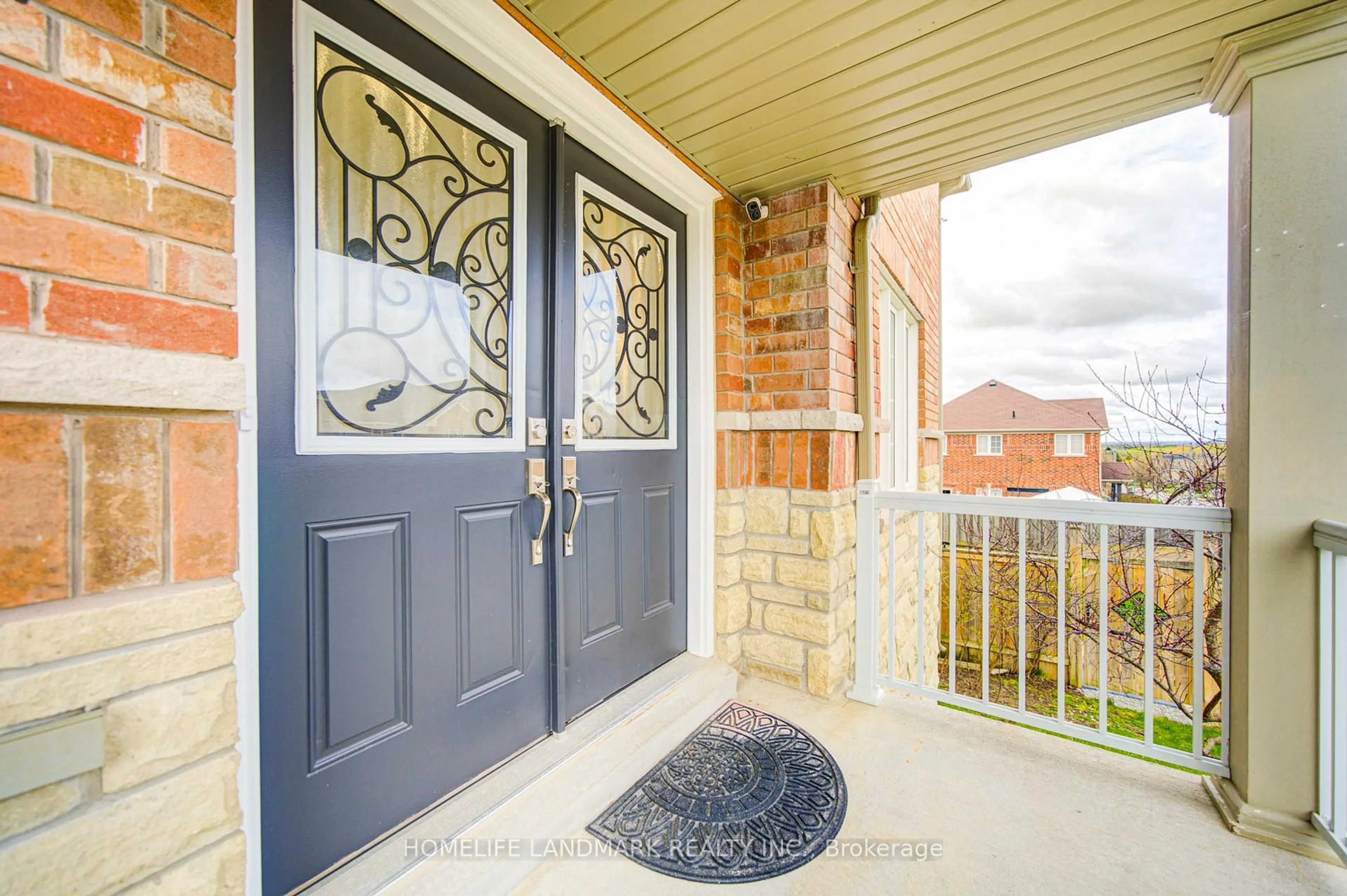 Indoor entryway for 1662 Quail Run Dr, Oshawa Ontario L1K 0L9