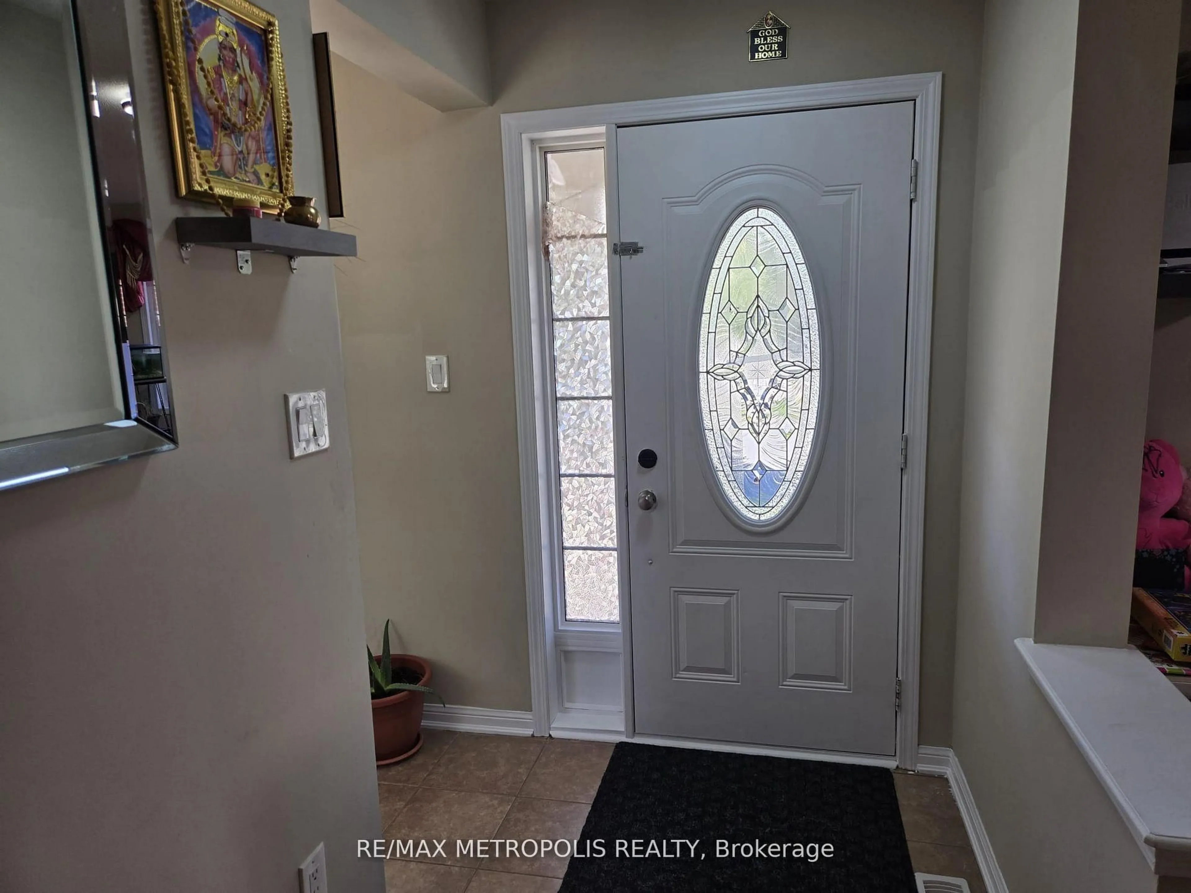 Indoor entryway for 1913 Liatris Dr, Pickering Ontario L1X 0A7