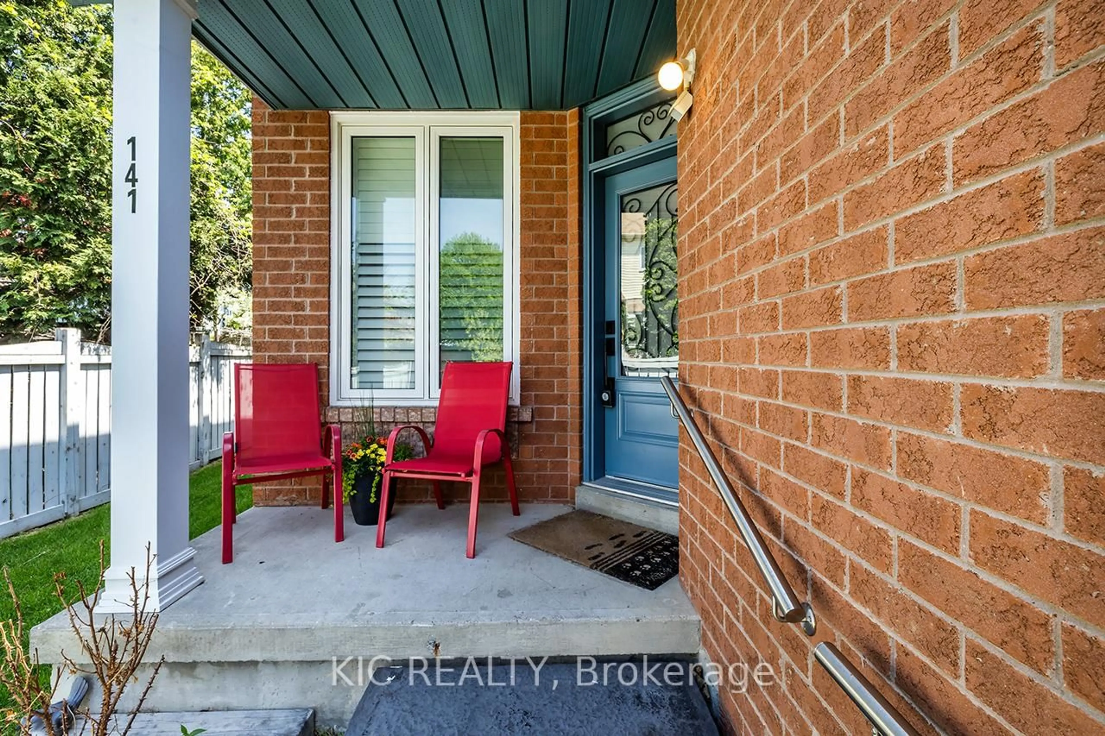 Indoor entryway for 141 Waller St, Whitby Ontario L1R 2K7