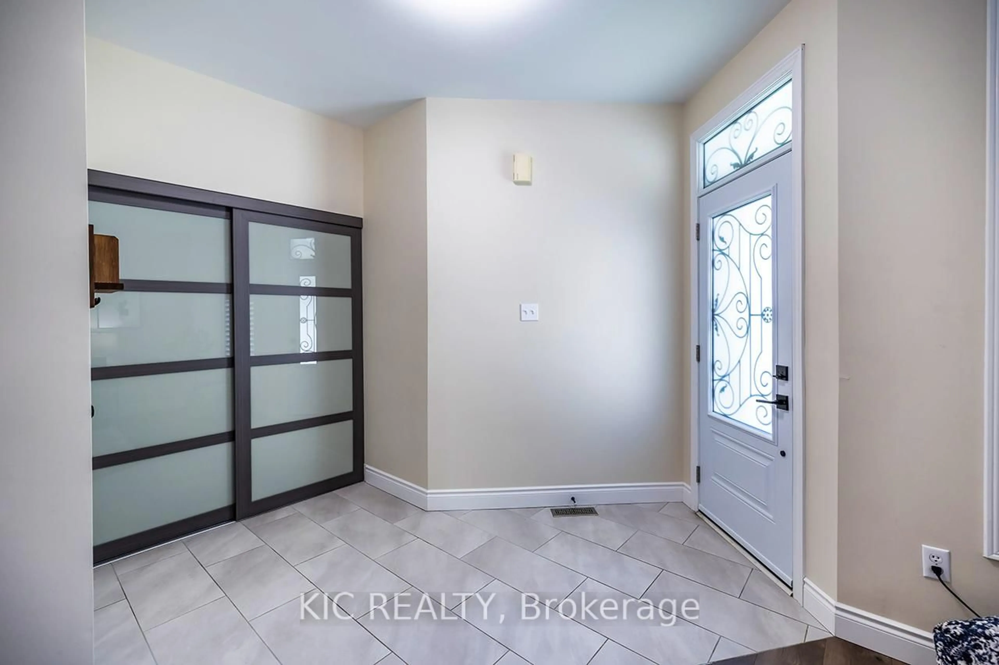 Indoor entryway for 141 Waller St, Whitby Ontario L1R 2K7