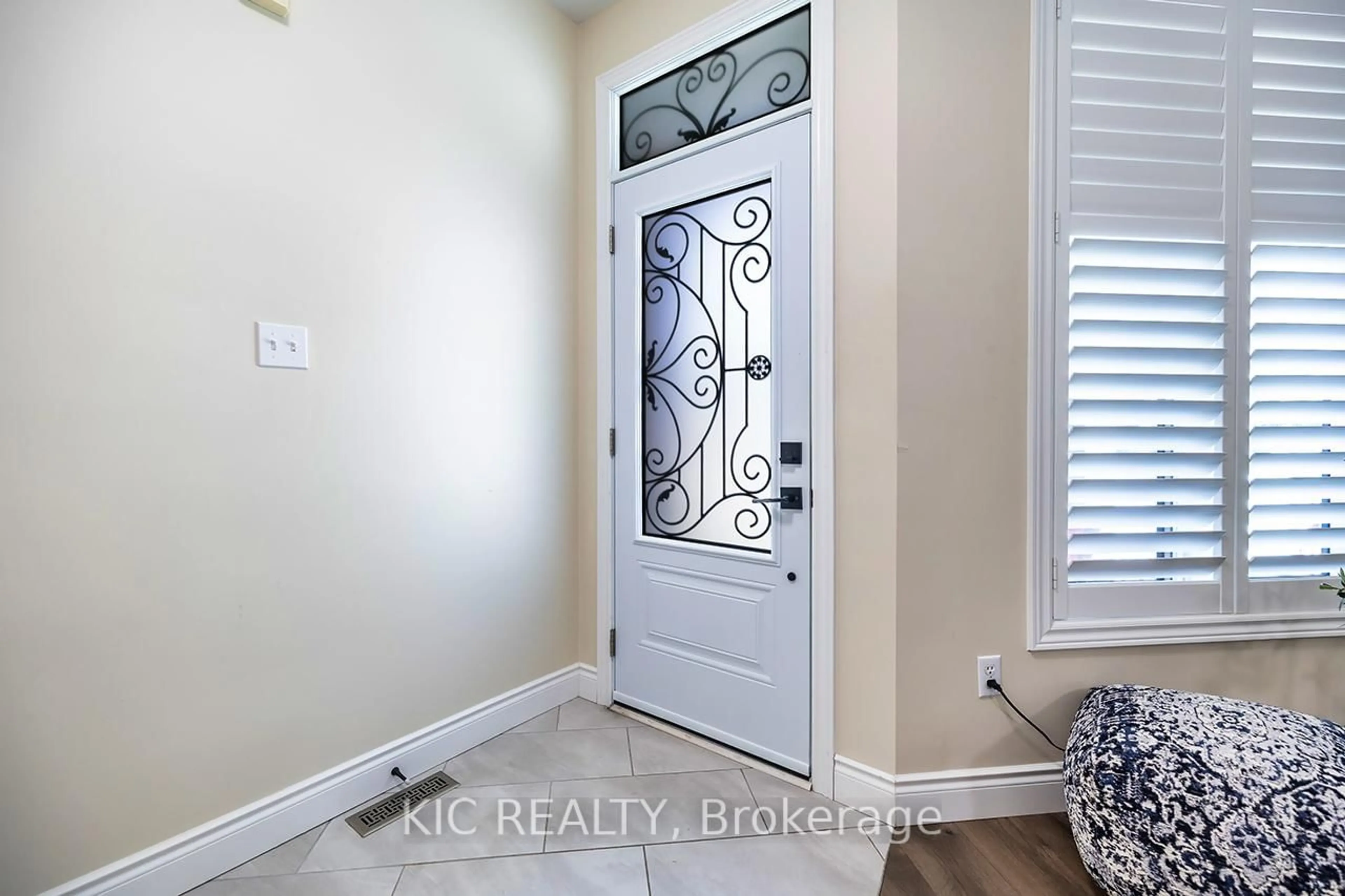 Indoor entryway for 141 Waller St, Whitby Ontario L1R 2K7