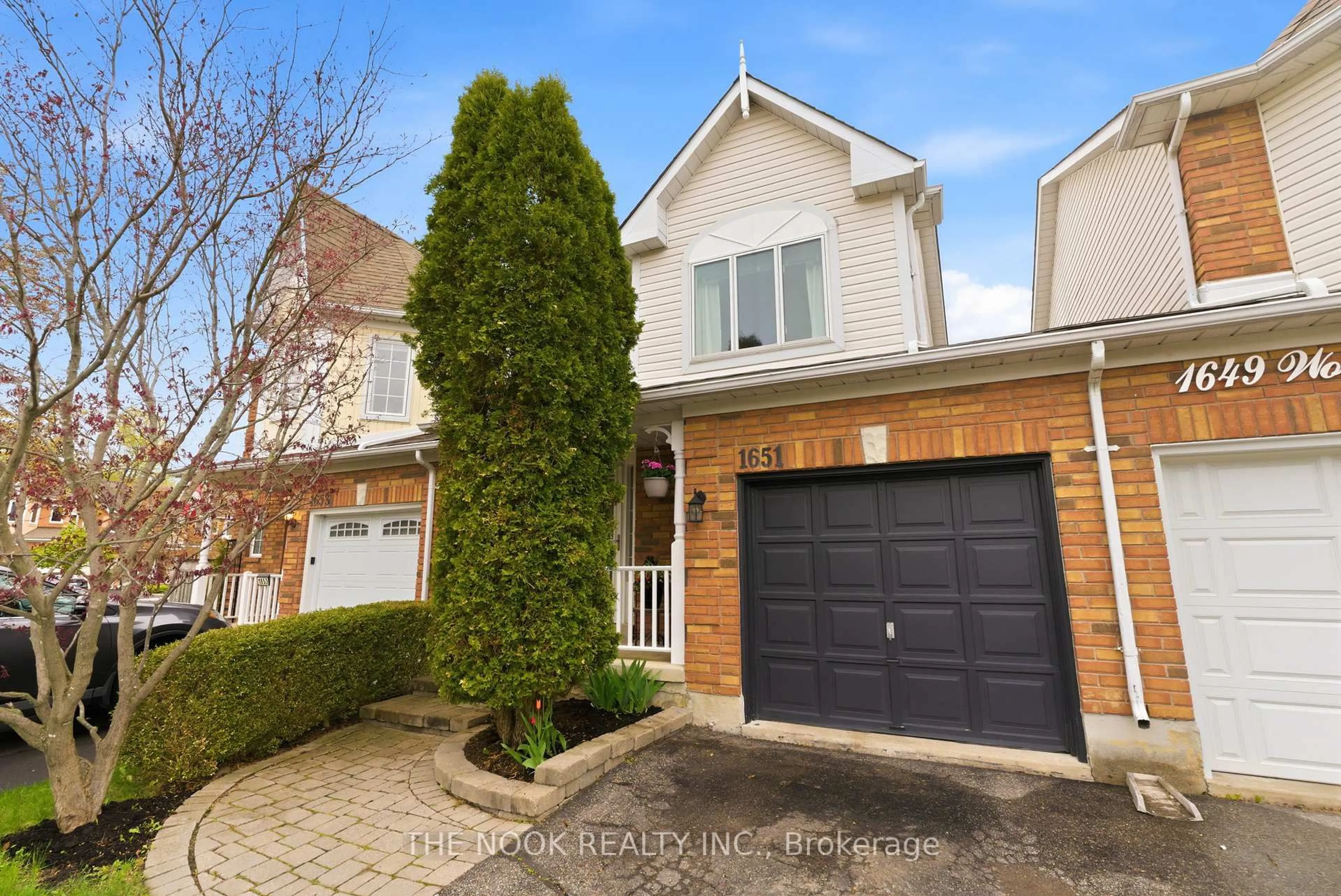A pic from outside/outdoor area/front of a property/back of a property/a pic from drone, street for 1651 Woodgate Tr, Oshawa Ontario L1G 8B5