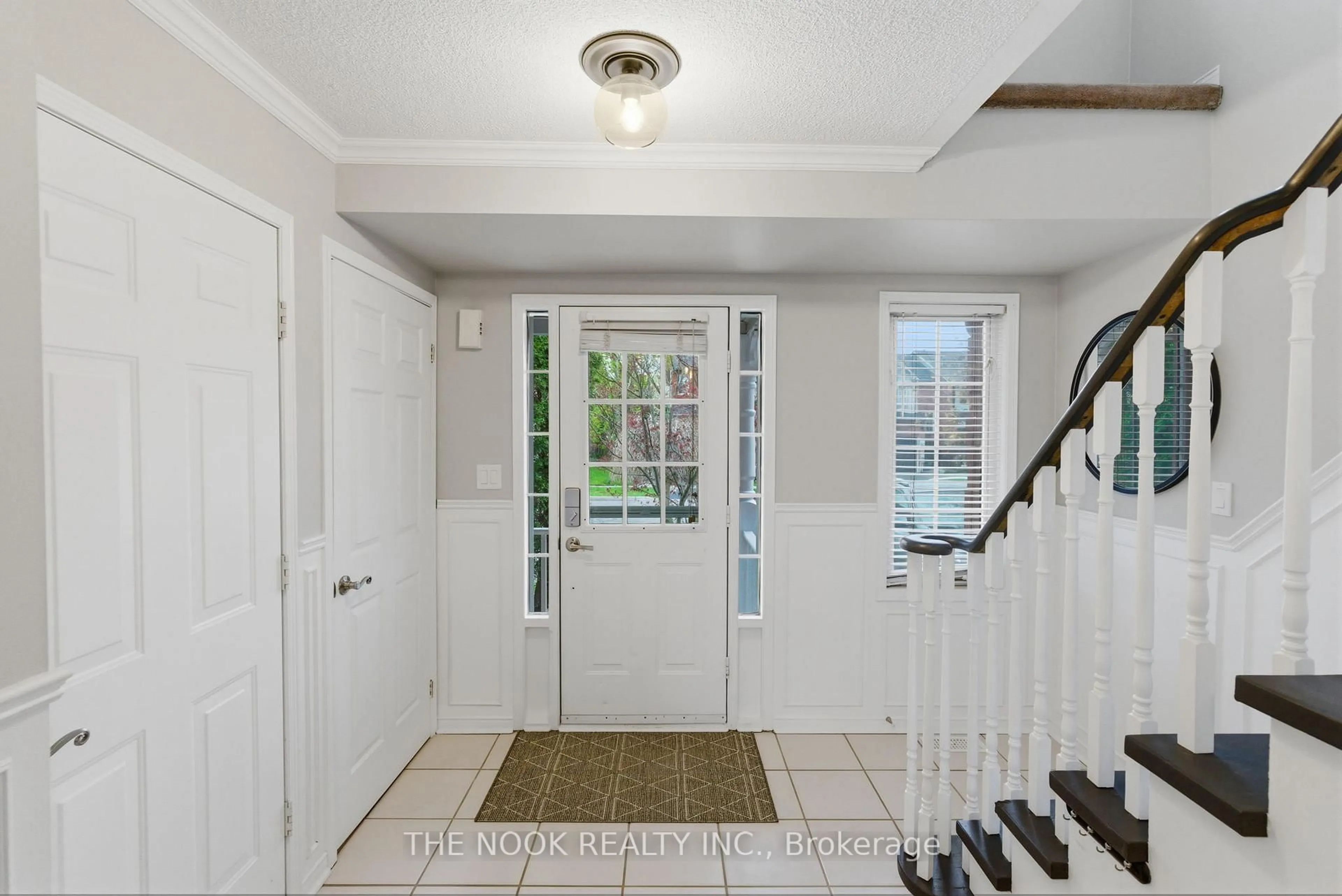 Indoor entryway for 1651 Woodgate Tr, Oshawa Ontario L1G 8B5