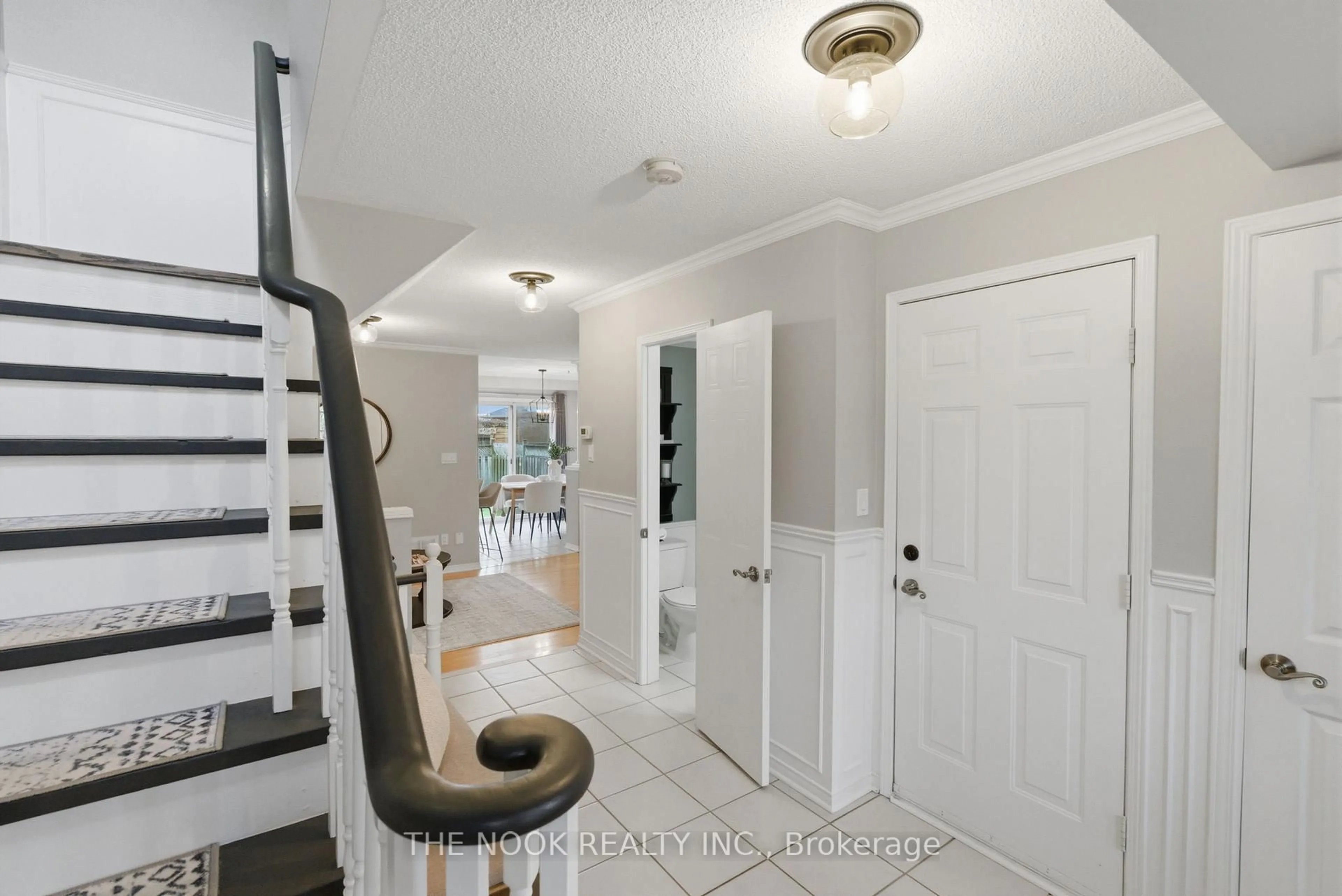 Indoor entryway for 1651 Woodgate Tr, Oshawa Ontario L1G 8B5