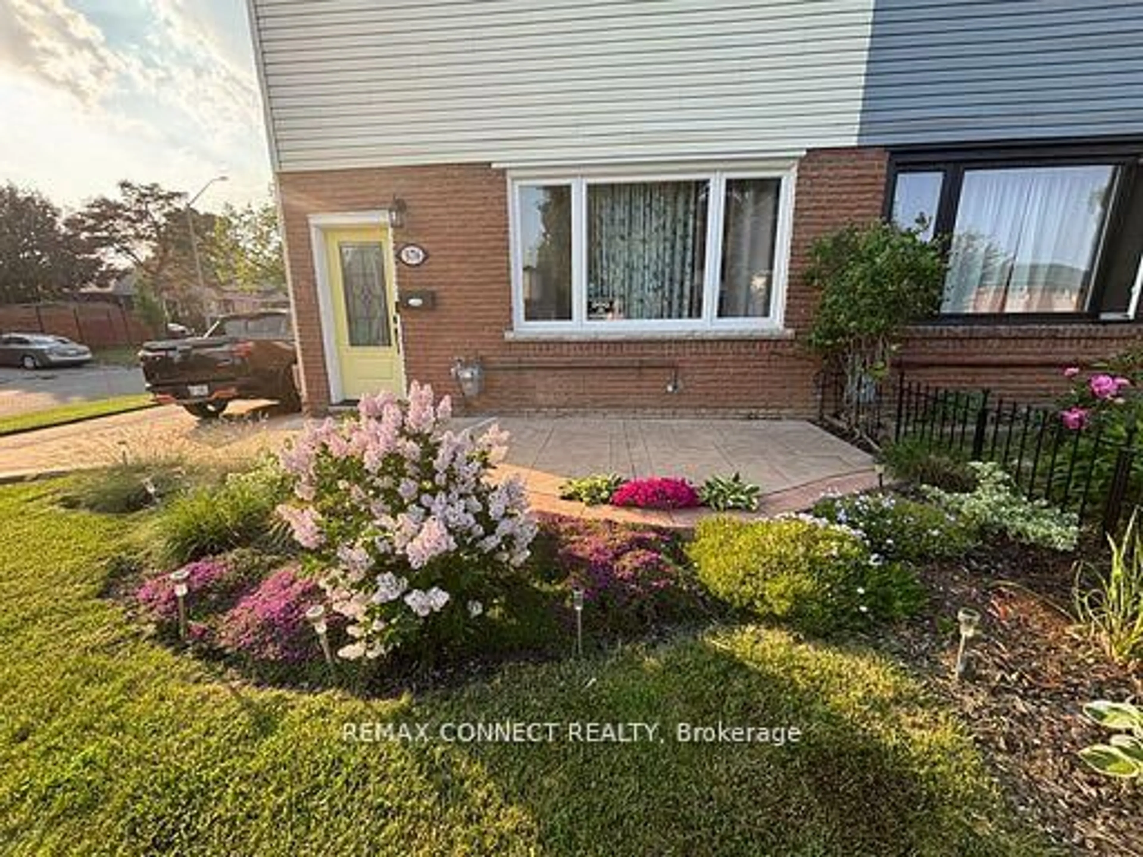 A pic from outside/outdoor area/front of a property/back of a property/a pic from drone, street for 376 Dwight Ave, Oshawa Ontario L1J 1K9