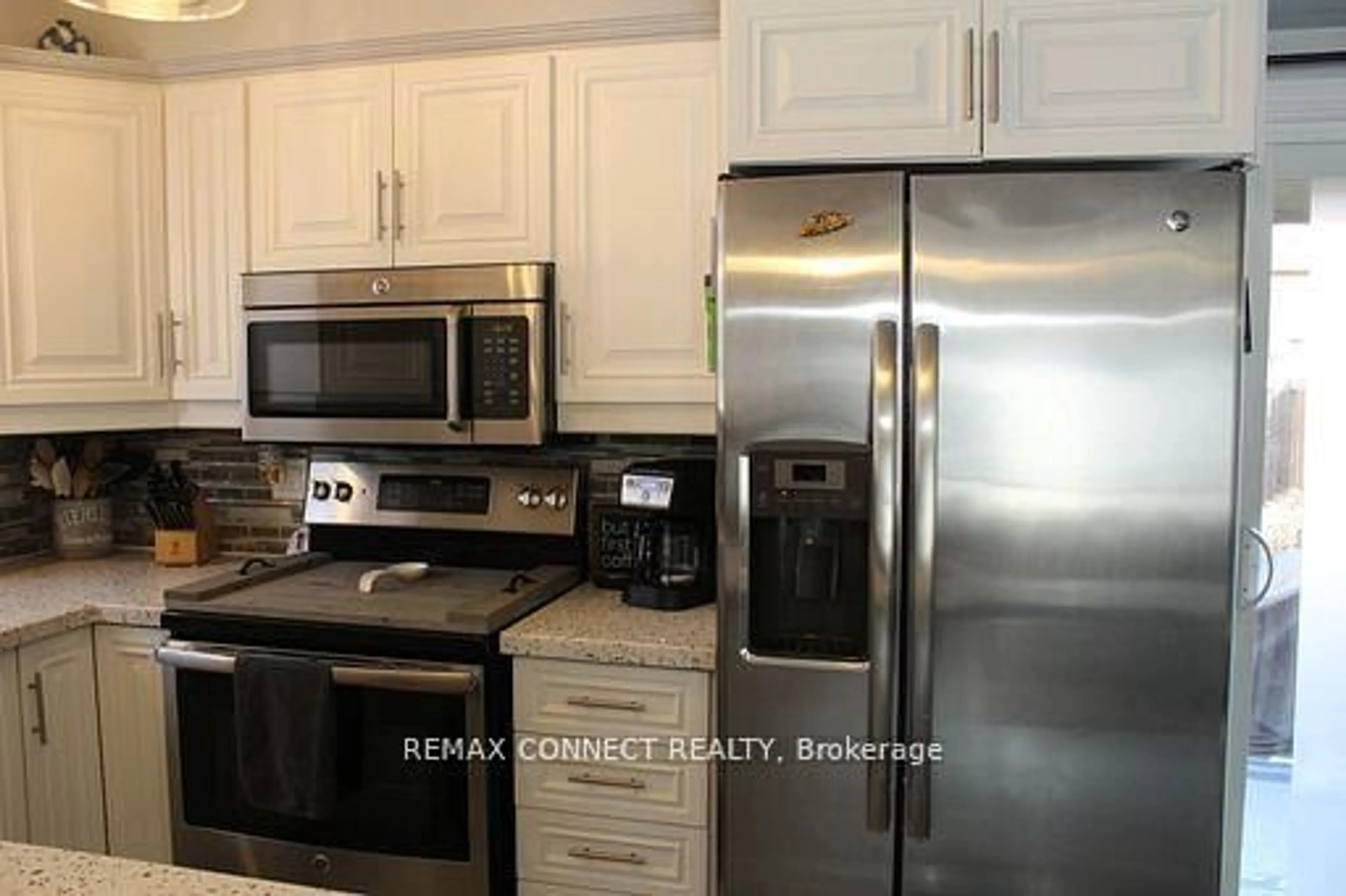 Open concept kitchen, ceramic/tile floor for 376 Dwight Ave, Oshawa Ontario L1J 1K9