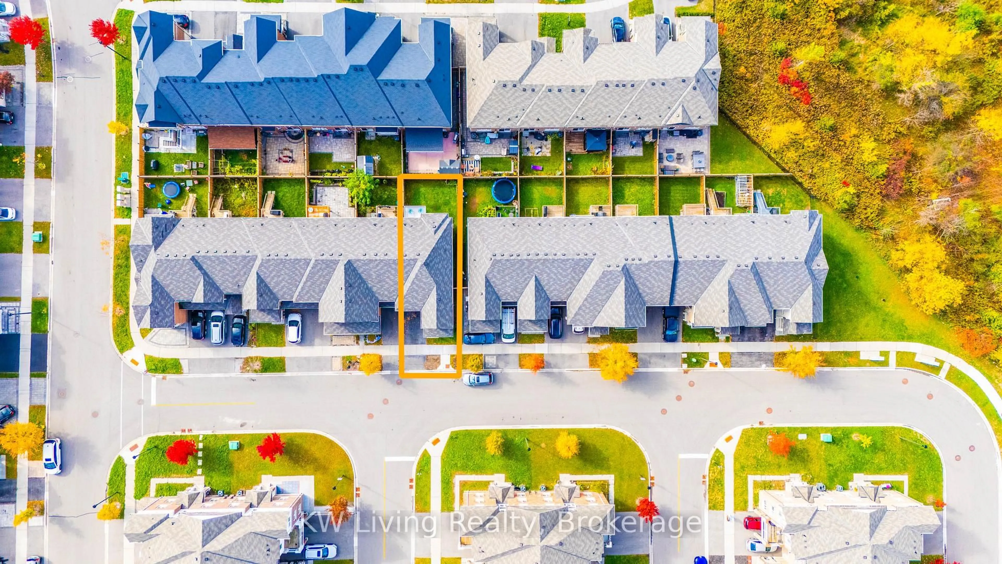 A pic from outside/outdoor area/front of a property/back of a property/a pic from drone, street for 1010 Reflection Pl, Pickering Ontario L1X 0E9