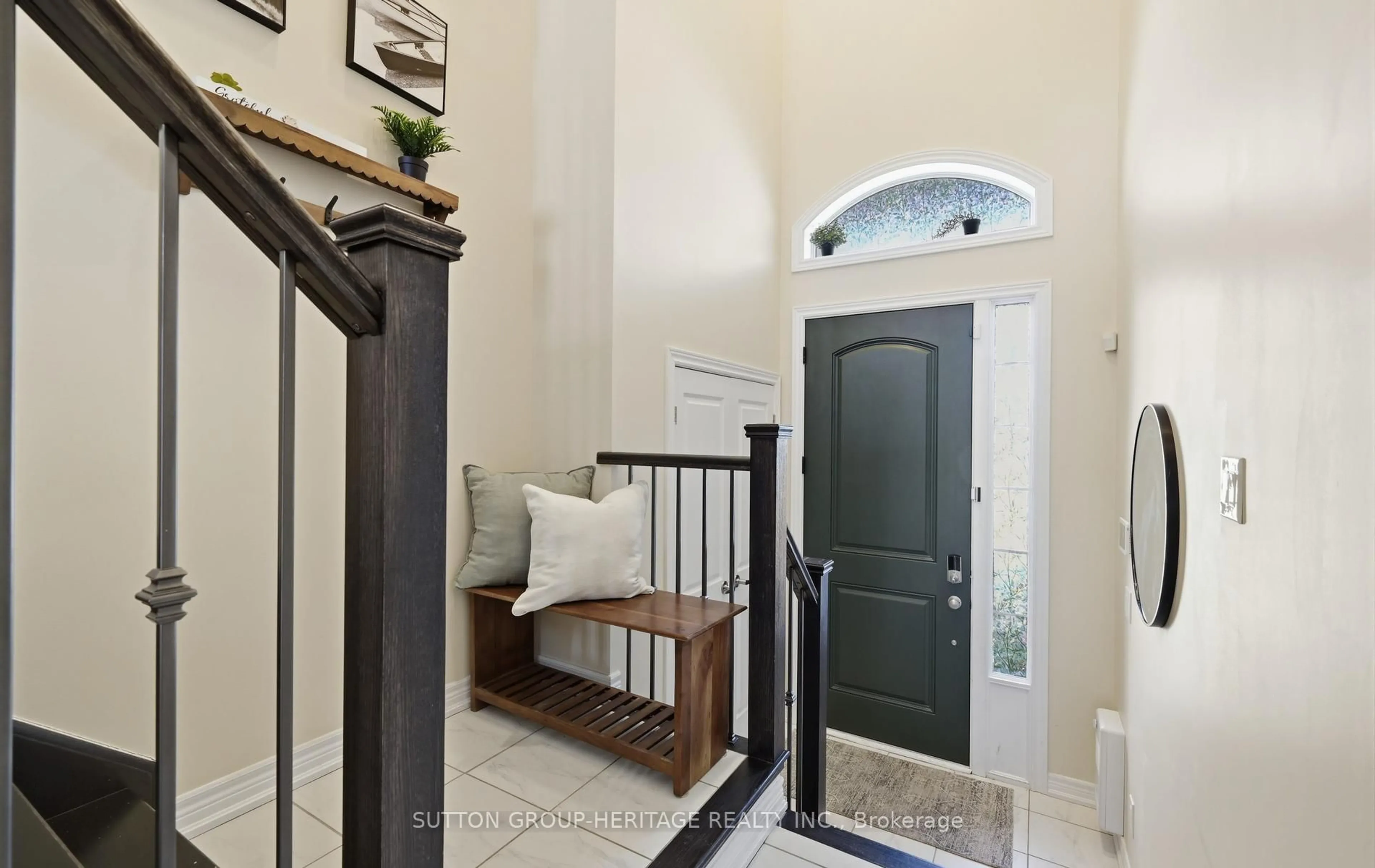 Indoor entryway for 105 Dorian Dr, Whitby Ontario L1P 0C8