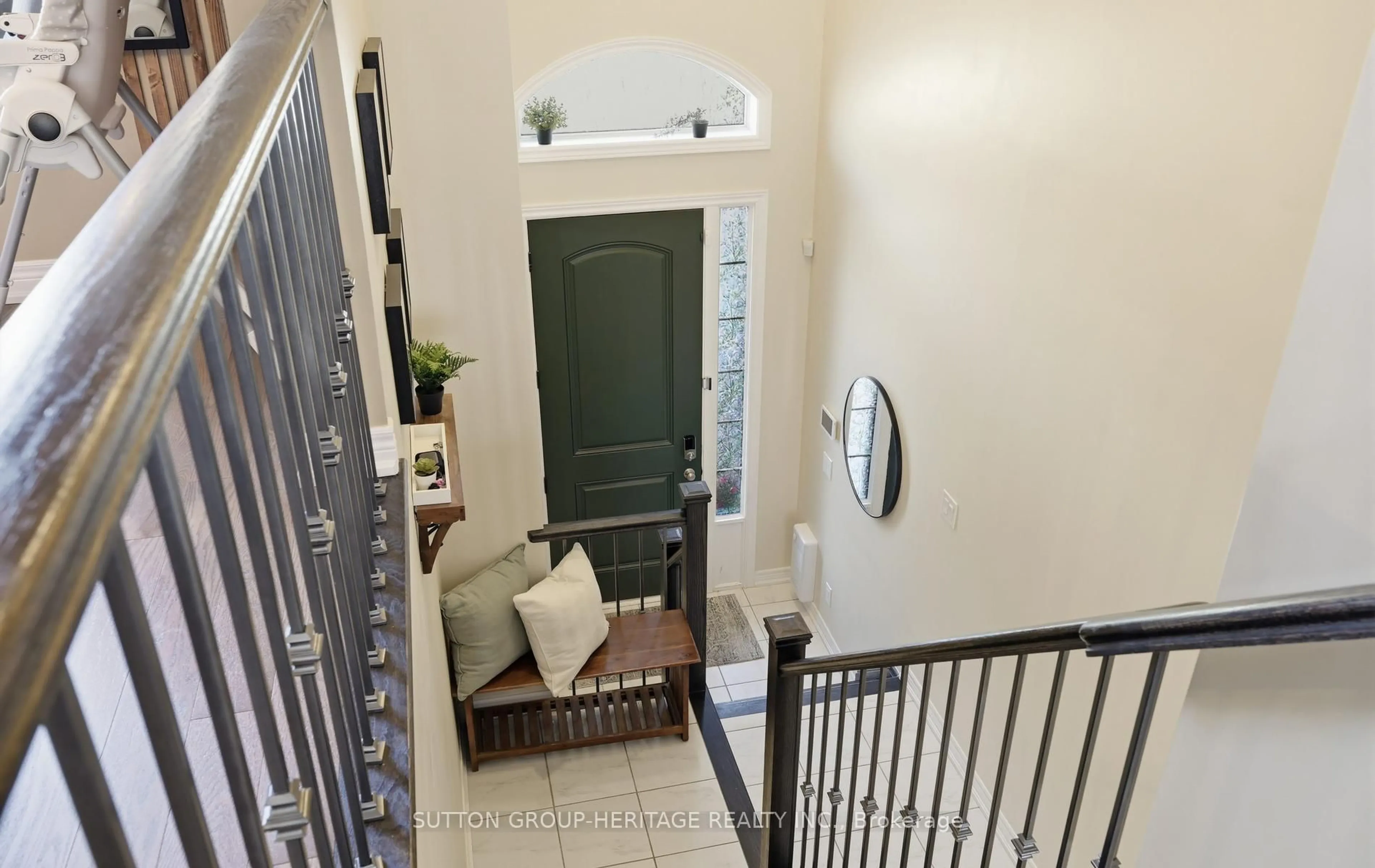 Indoor entryway for 105 Dorian Dr, Whitby Ontario L1P 0C8