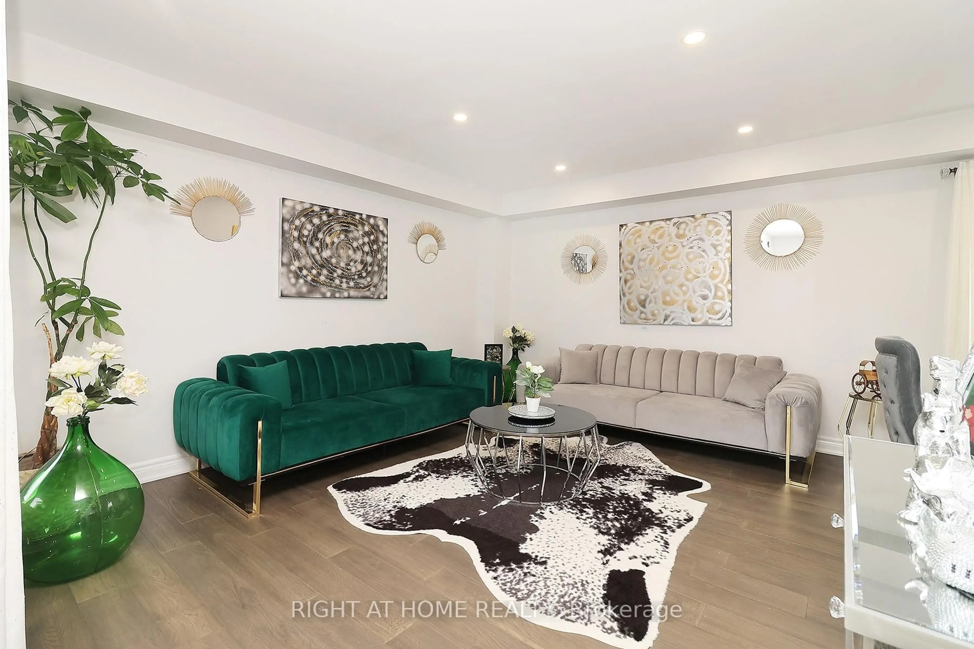 Living room with furniture, unknown for 27 Foundry Lane, Whitby Ontario L1P 1M5