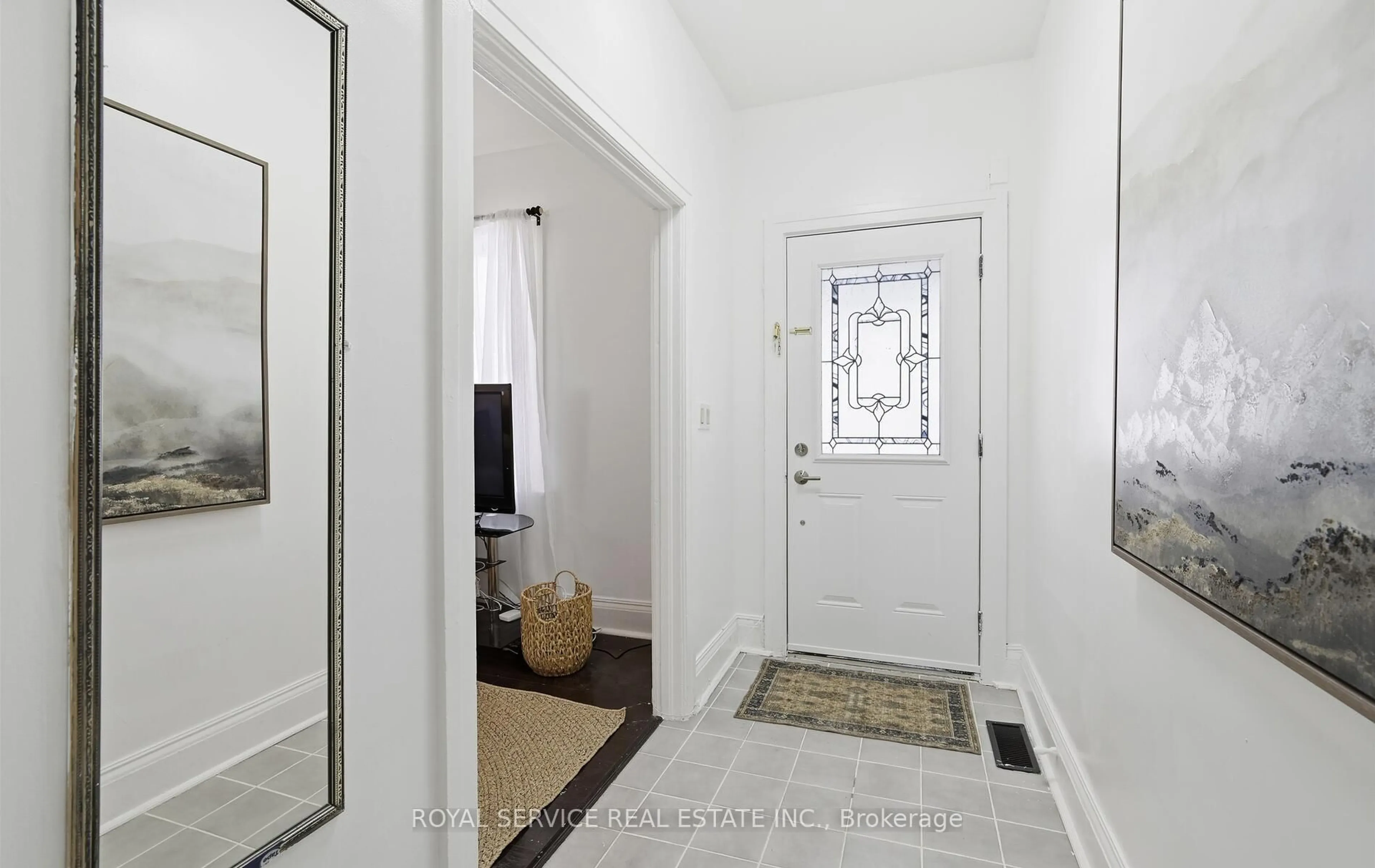 Indoor entryway for 14 Liberty Pl, Clarington Ontario L1C 1W6