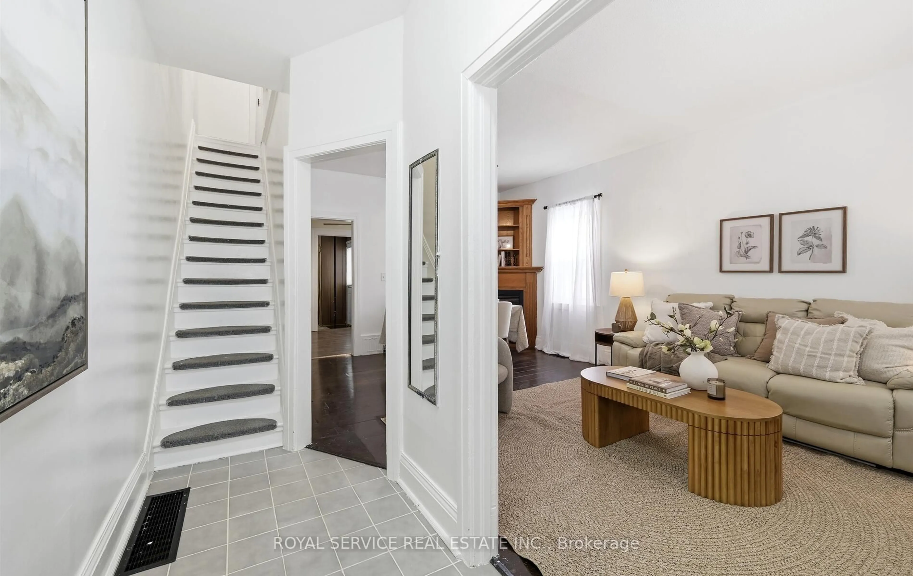 Indoor entryway for 14 Liberty Pl, Clarington Ontario L1C 1W6