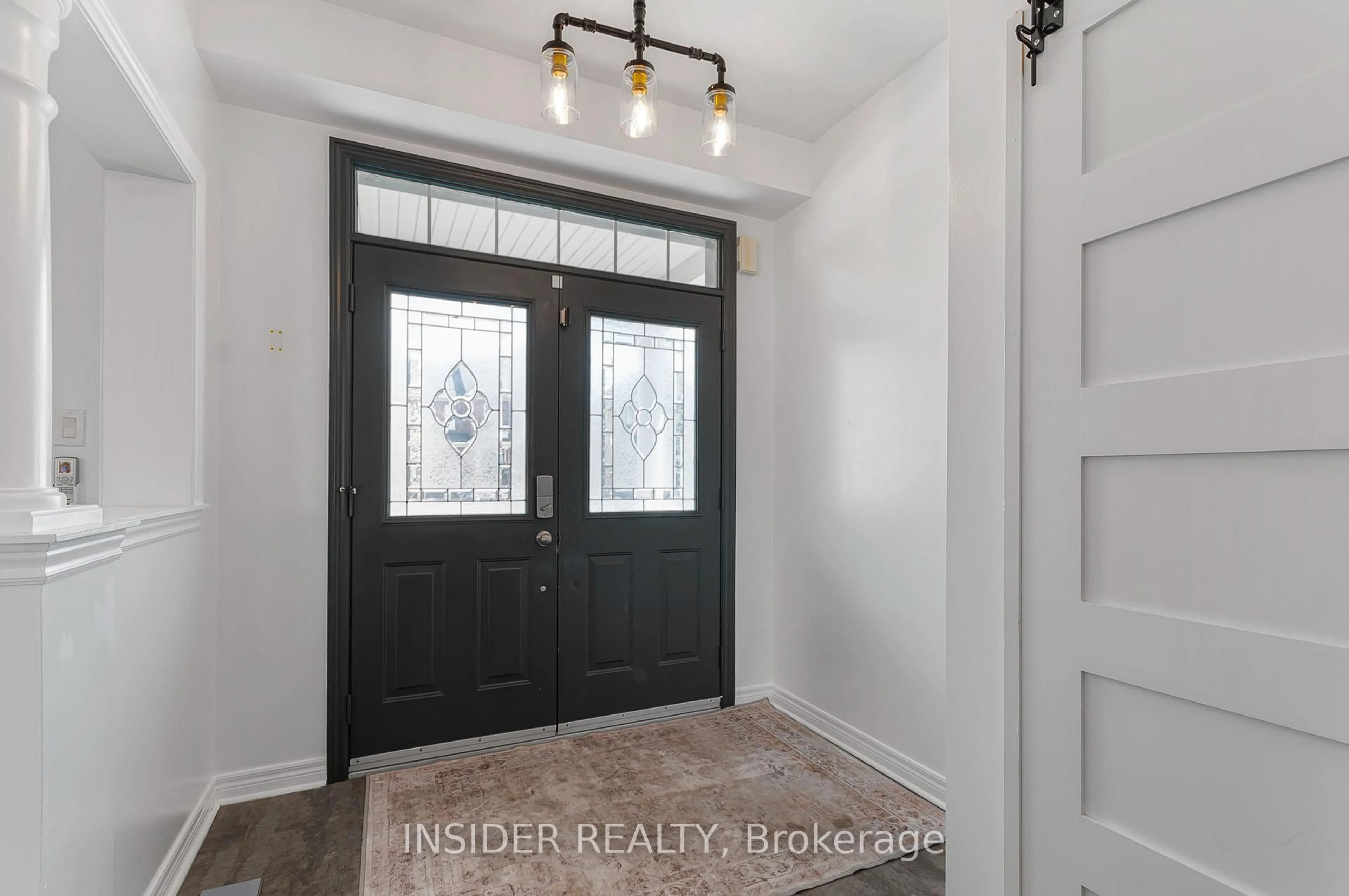 Indoor entryway for 130 Roseborough Dr, Scugog Ontario L9L 2E3