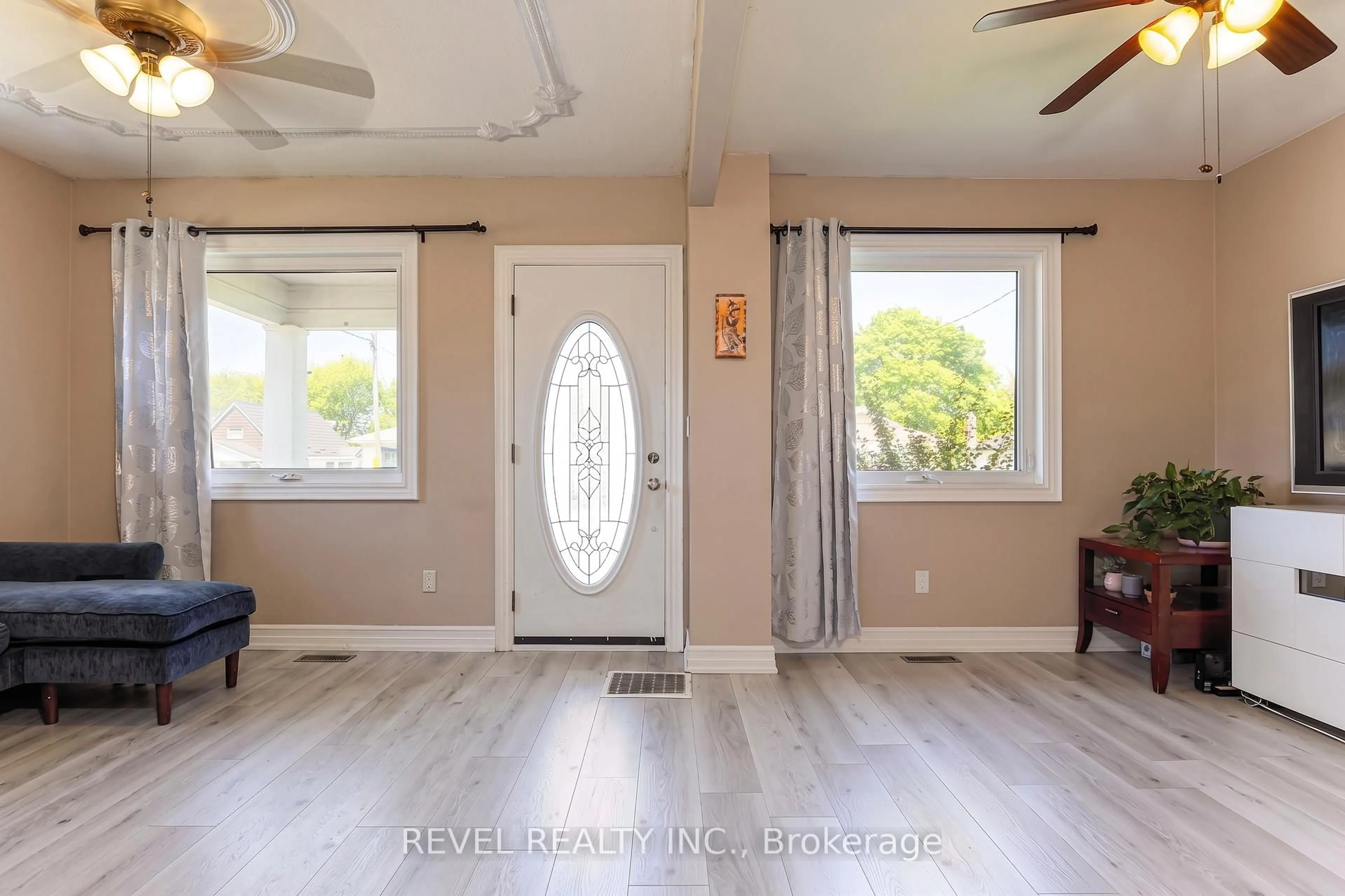 Indoor entryway for 241 Annis St, Oshawa Ontario L1H 3P8