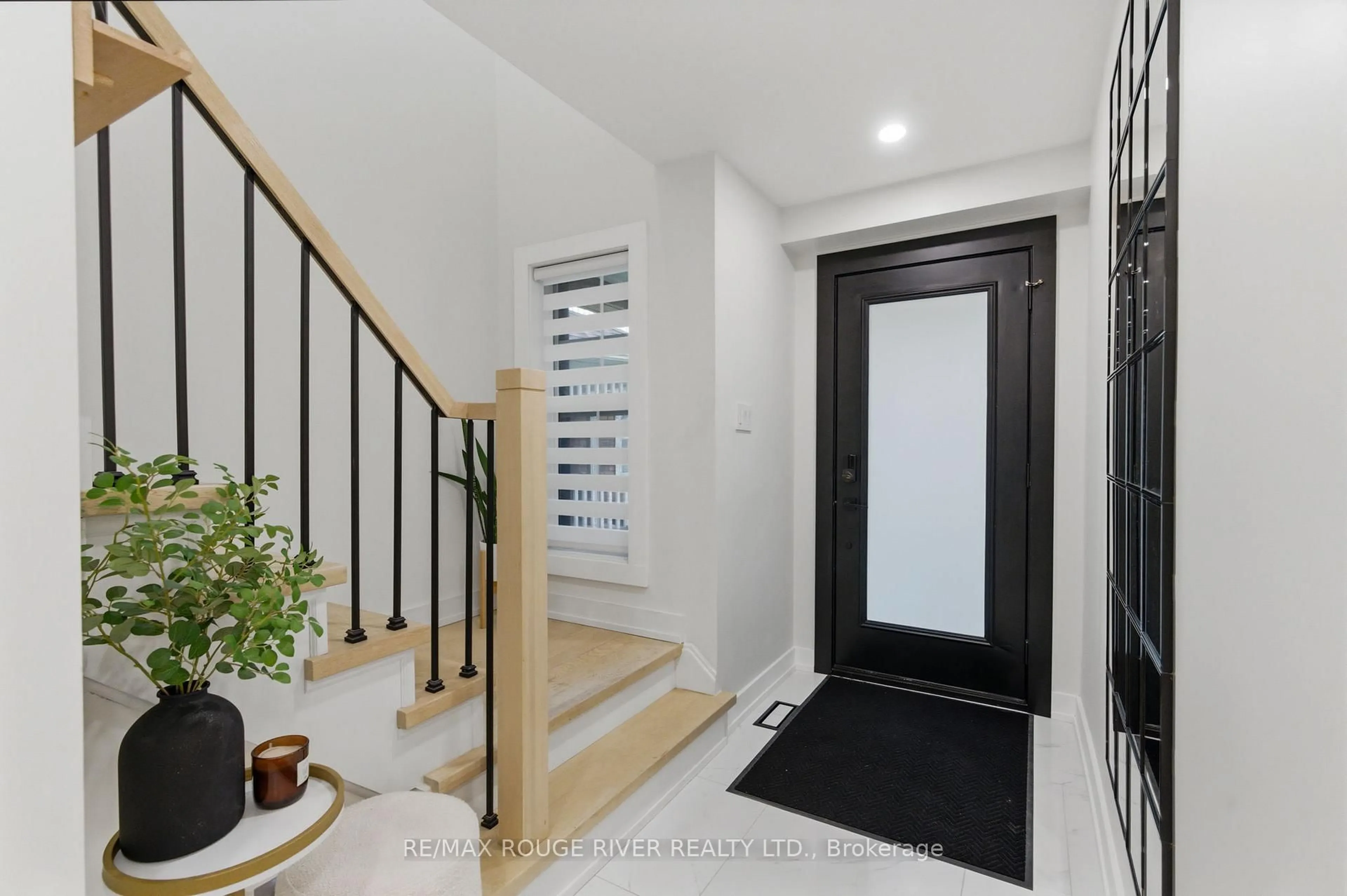 Indoor entryway for 15 Virginia Dr, Whitby Ontario L1R 2Y1