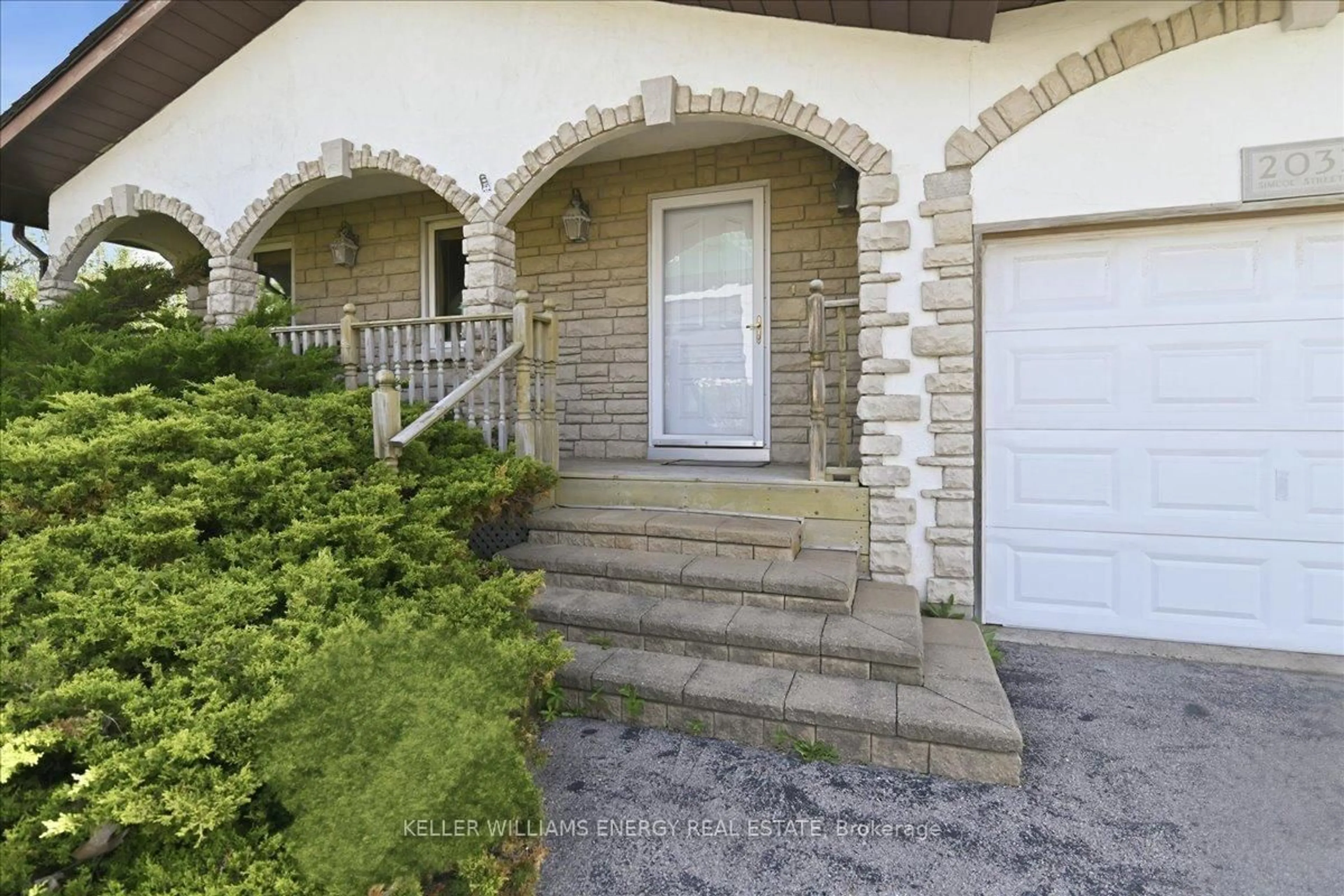 Unknown for 2033 Simcoe St, Oshawa Ontario L1H 7K4