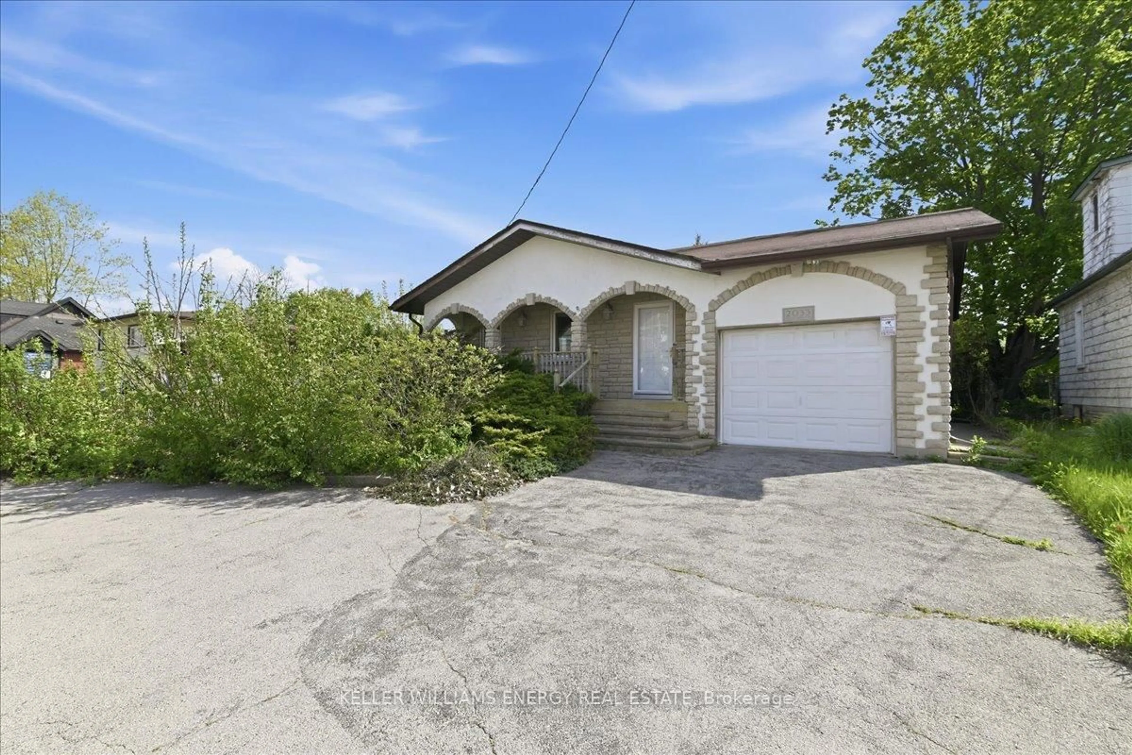 A pic from outside/outdoor area/front of a property/back of a property/a pic from drone, street for 2033 Simcoe St, Oshawa Ontario L1H 7K4