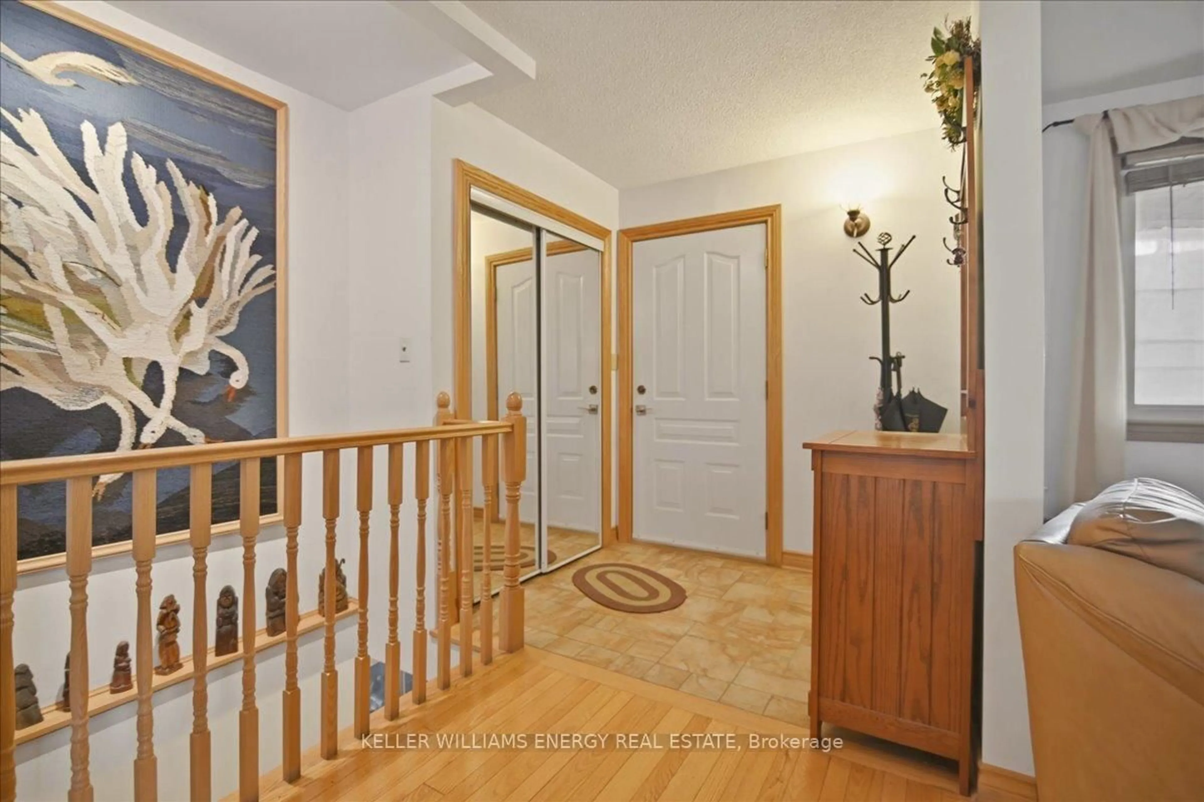 Indoor foyer for 2033 Simcoe St, Oshawa Ontario L1H 7K4