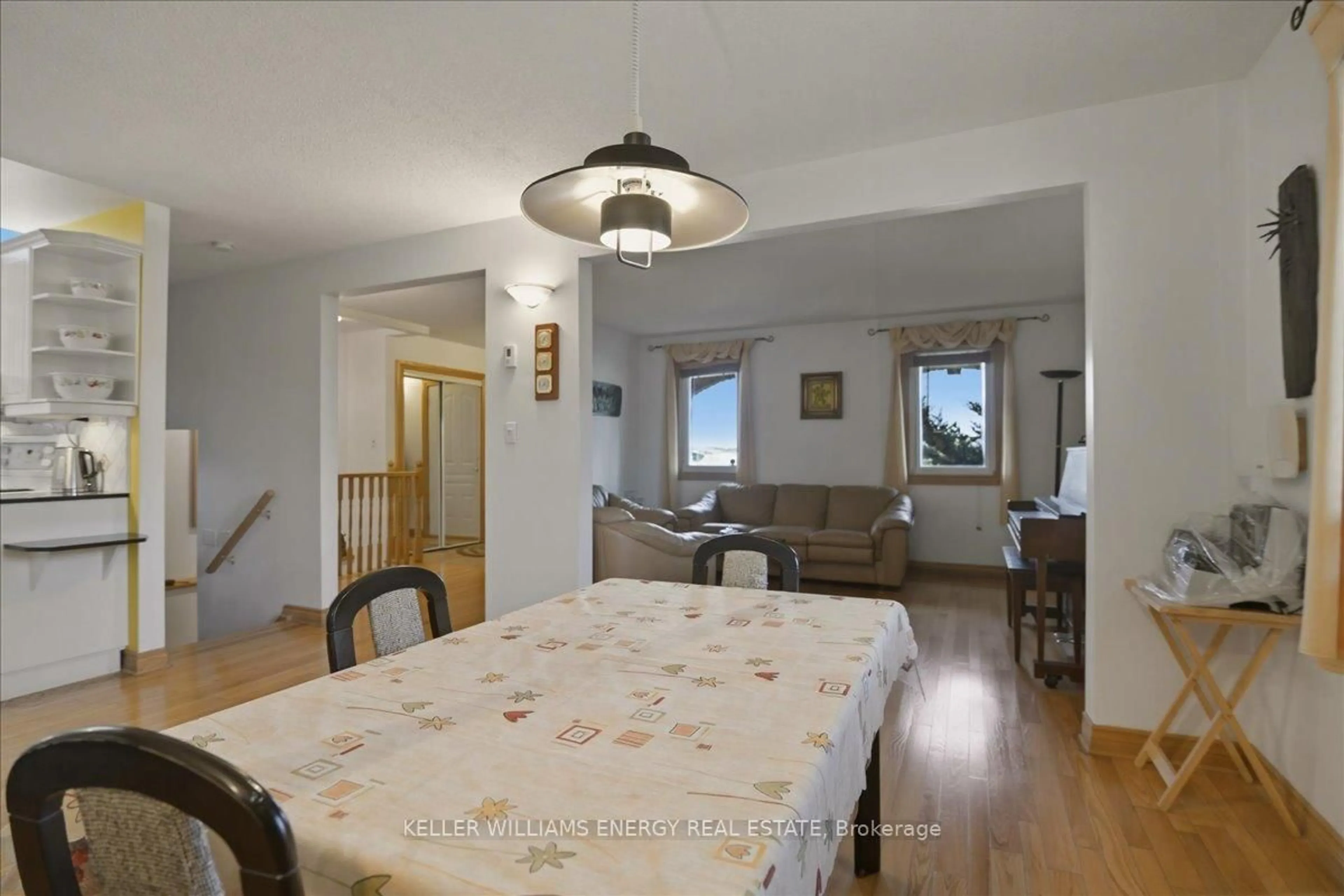 Dining room, wood/laminate floor for 2033 Simcoe St, Oshawa Ontario L1H 7K4