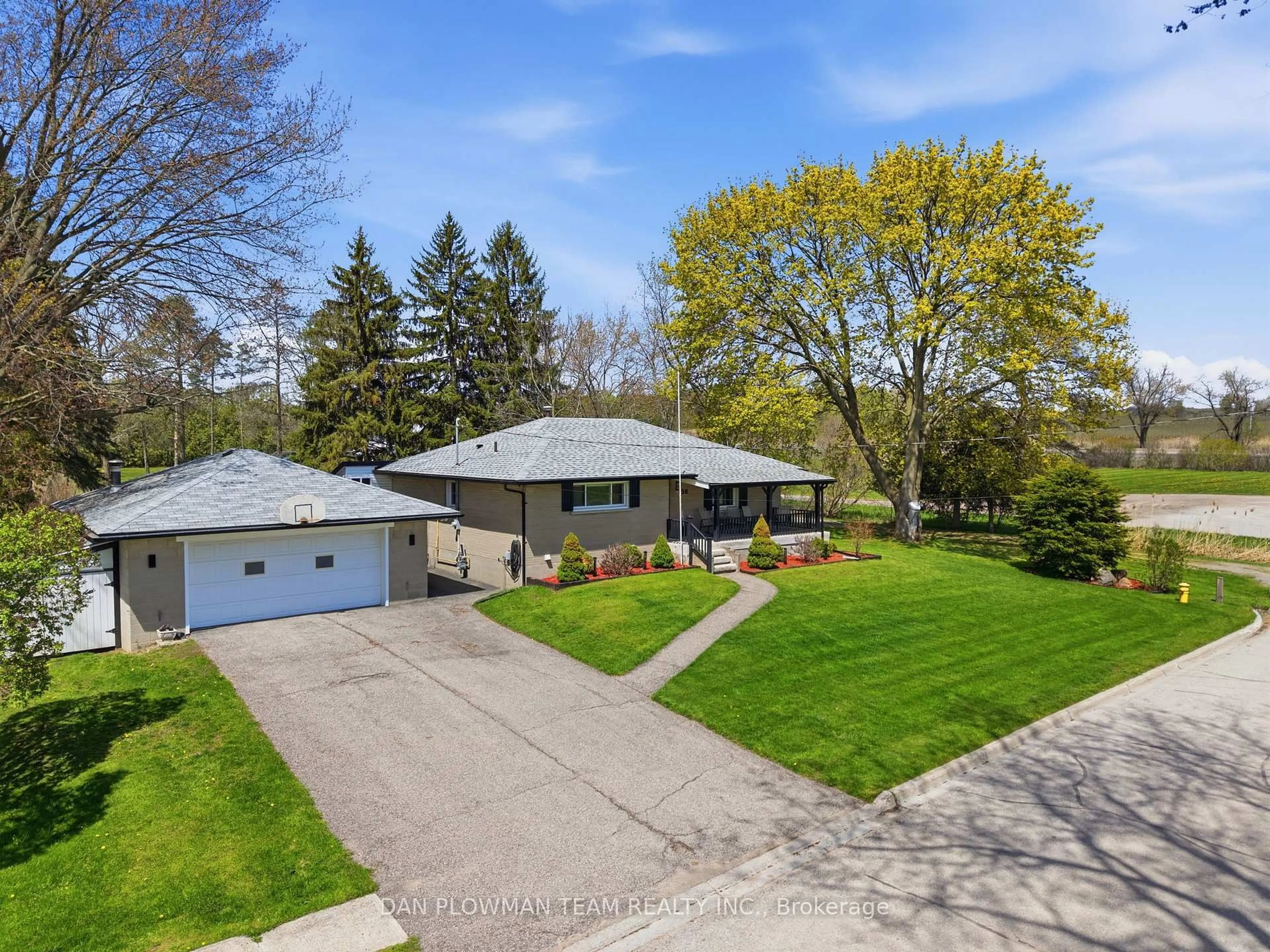A pic from outside/outdoor area/front of a property/back of a property/a pic from drone, street for 50 Centreview St, Clarington Ontario L1C 2Y3