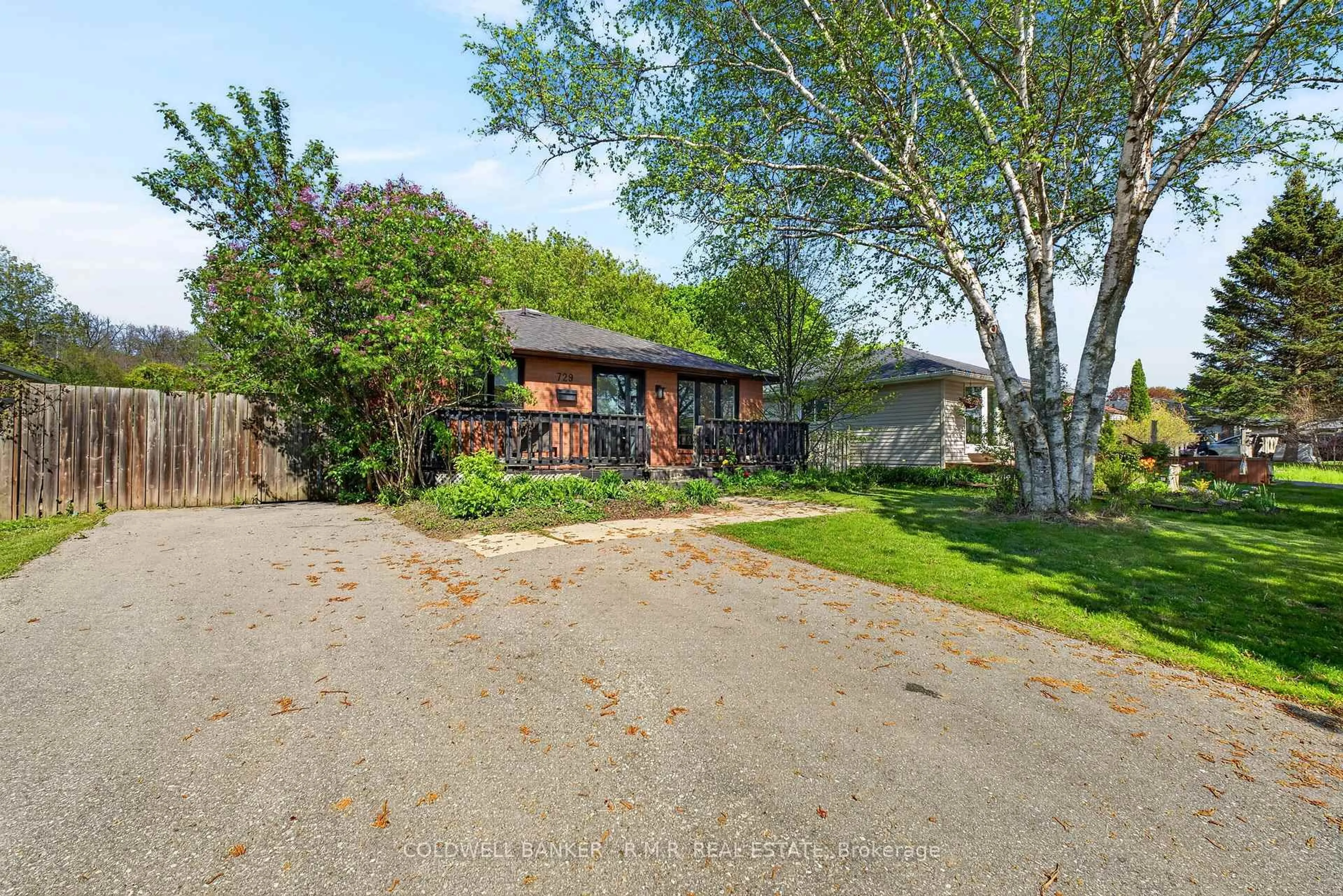 A pic from outside/outdoor area/front of a property/back of a property/a pic from drone, street for 729 Downview Cres, Oshawa Ontario L1H 7W4