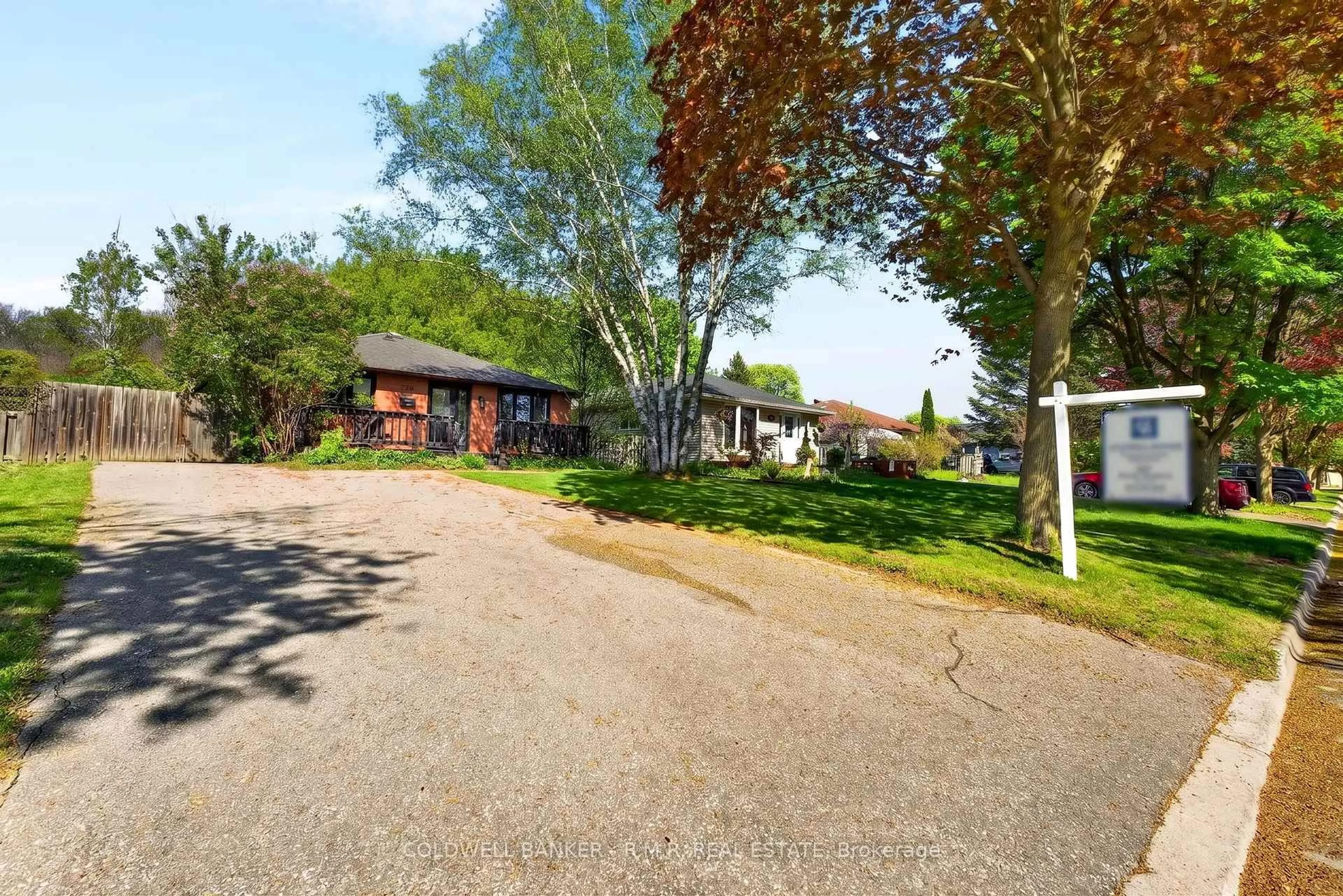 A pic from outside/outdoor area/front of a property/back of a property/a pic from drone, street for 729 Downview Cres, Oshawa Ontario L1H 7W4
