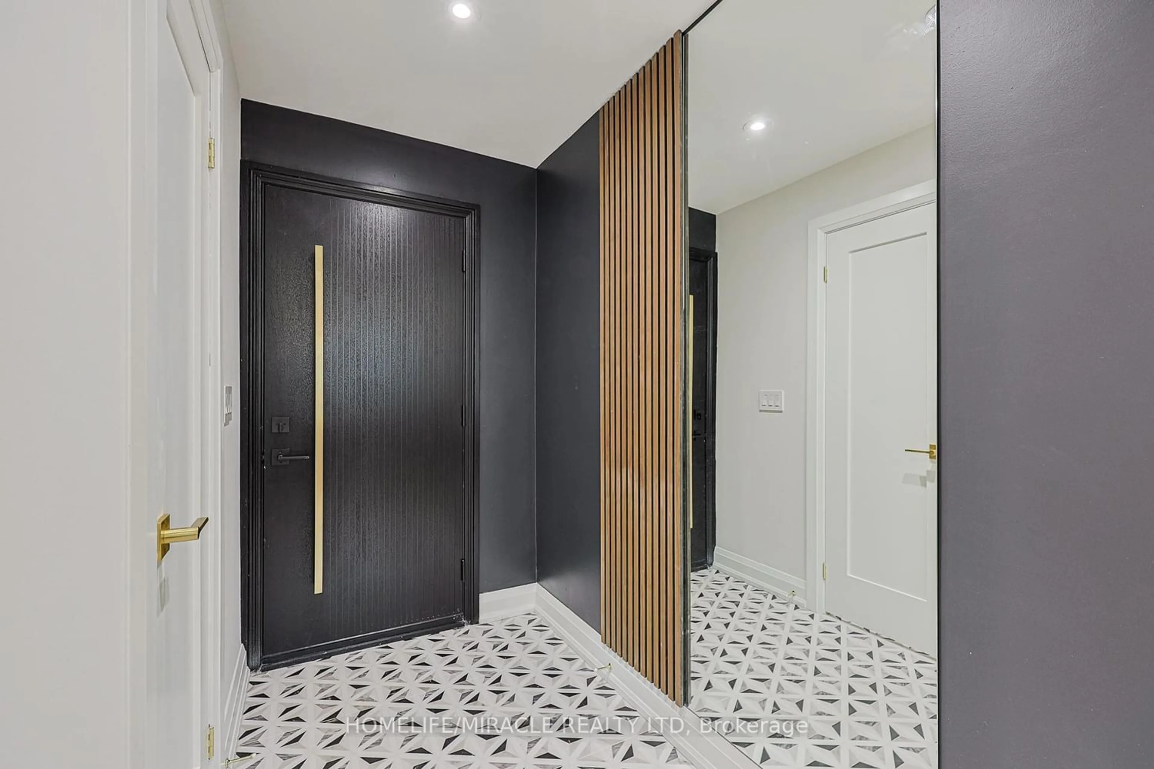 Indoor foyer for 158 Cass Ave, Toronto Ontario M1T 2B7