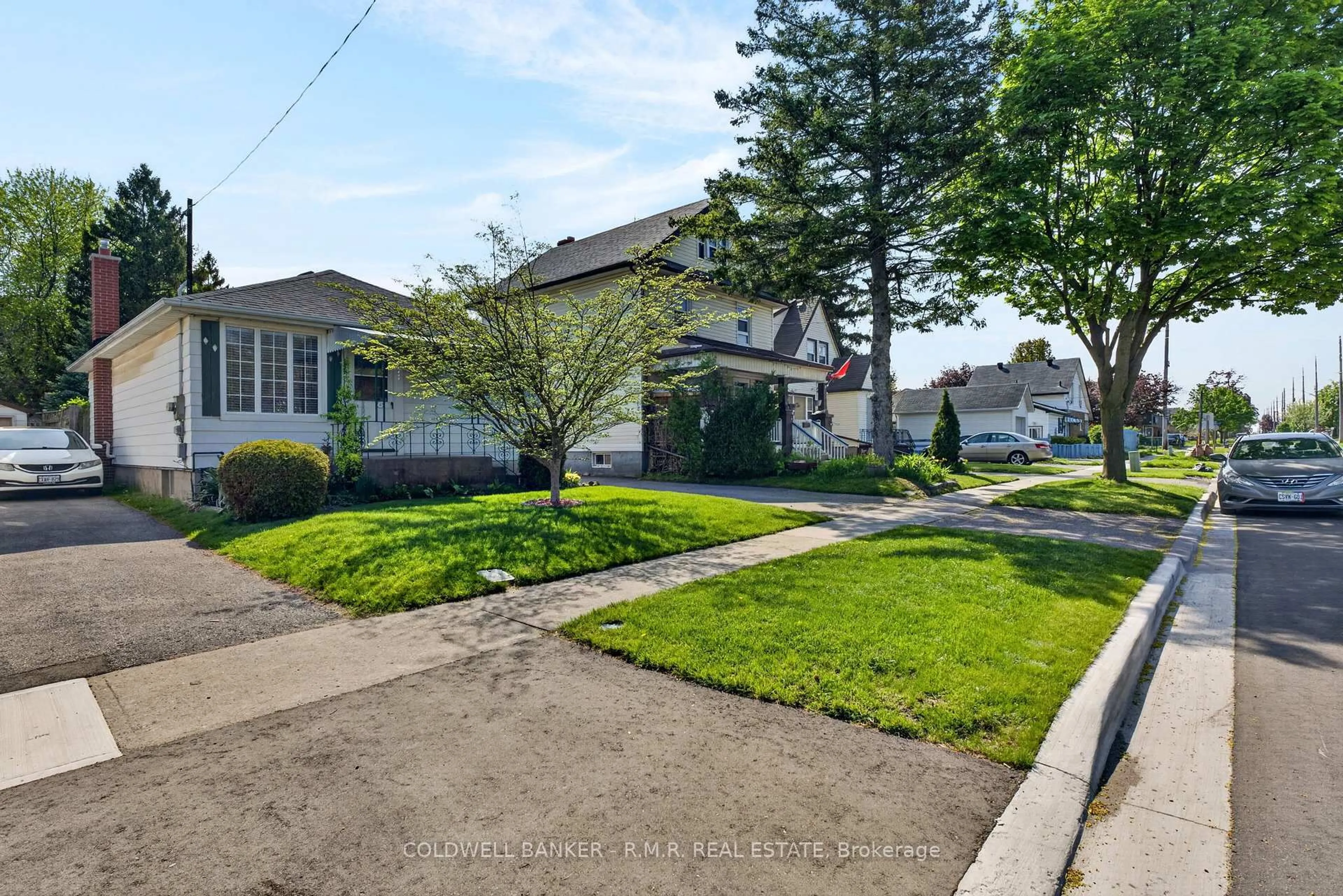 A pic from outside/outdoor area/front of a property/back of a property/a pic from drone, street for 275 Oshawa Blvd, Oshawa Ontario L1G 5T2