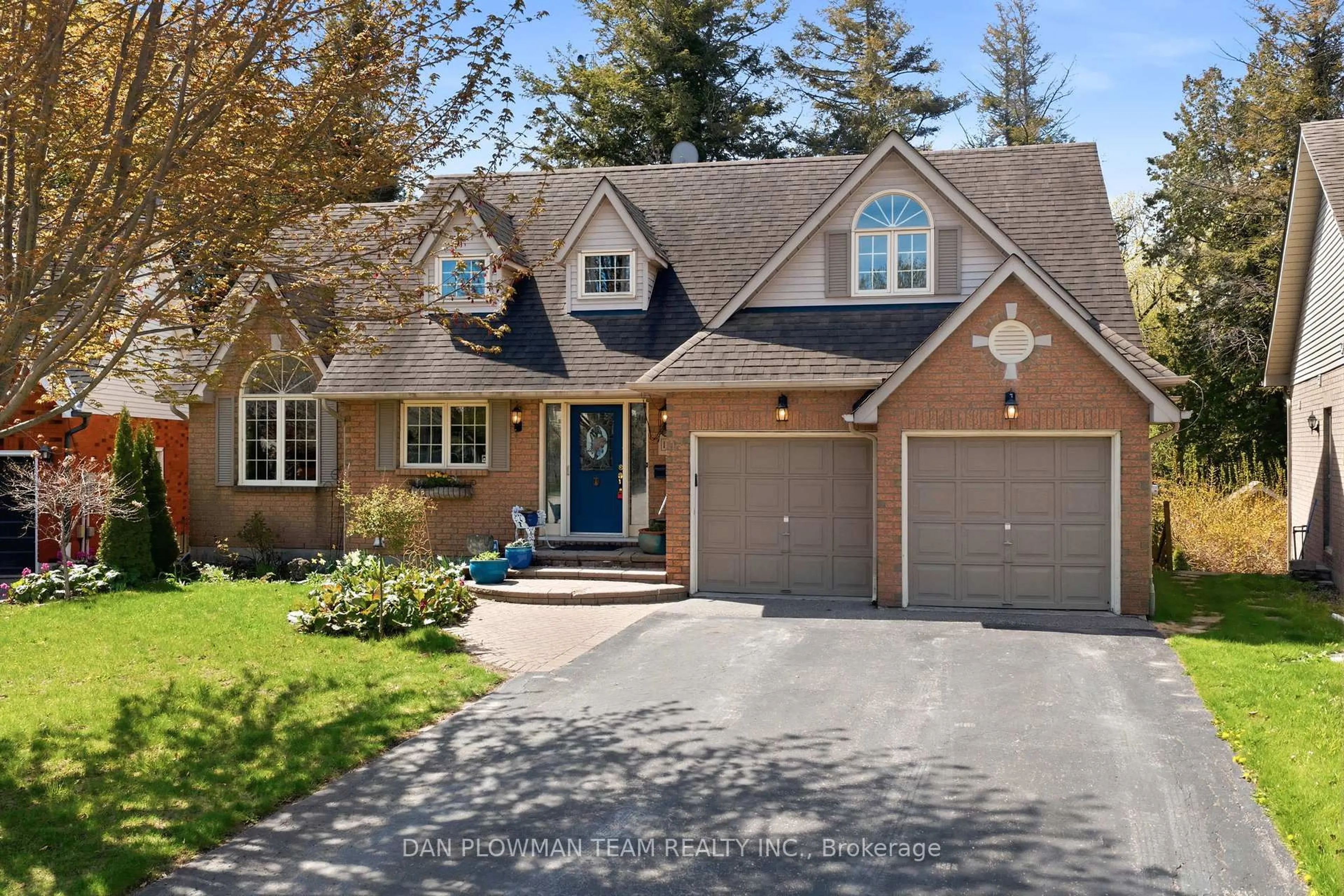 Home with vinyl exterior material, street for 10 Barrington Pl, Clarington Ontario L1E 2K9