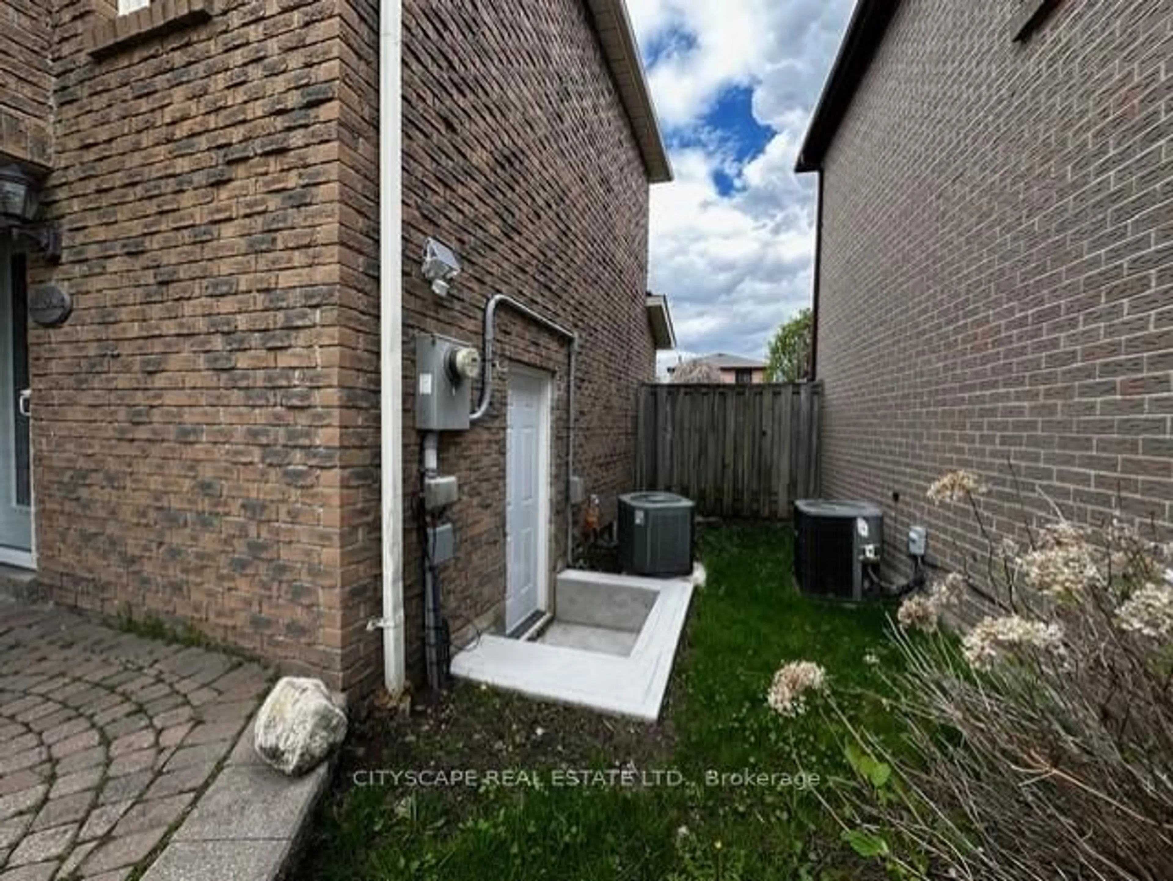A pic from outside/outdoor area/front of a property/back of a property/a pic from drone, street for 82 Chatfield Dr, Ajax Ontario L1T 2J9
