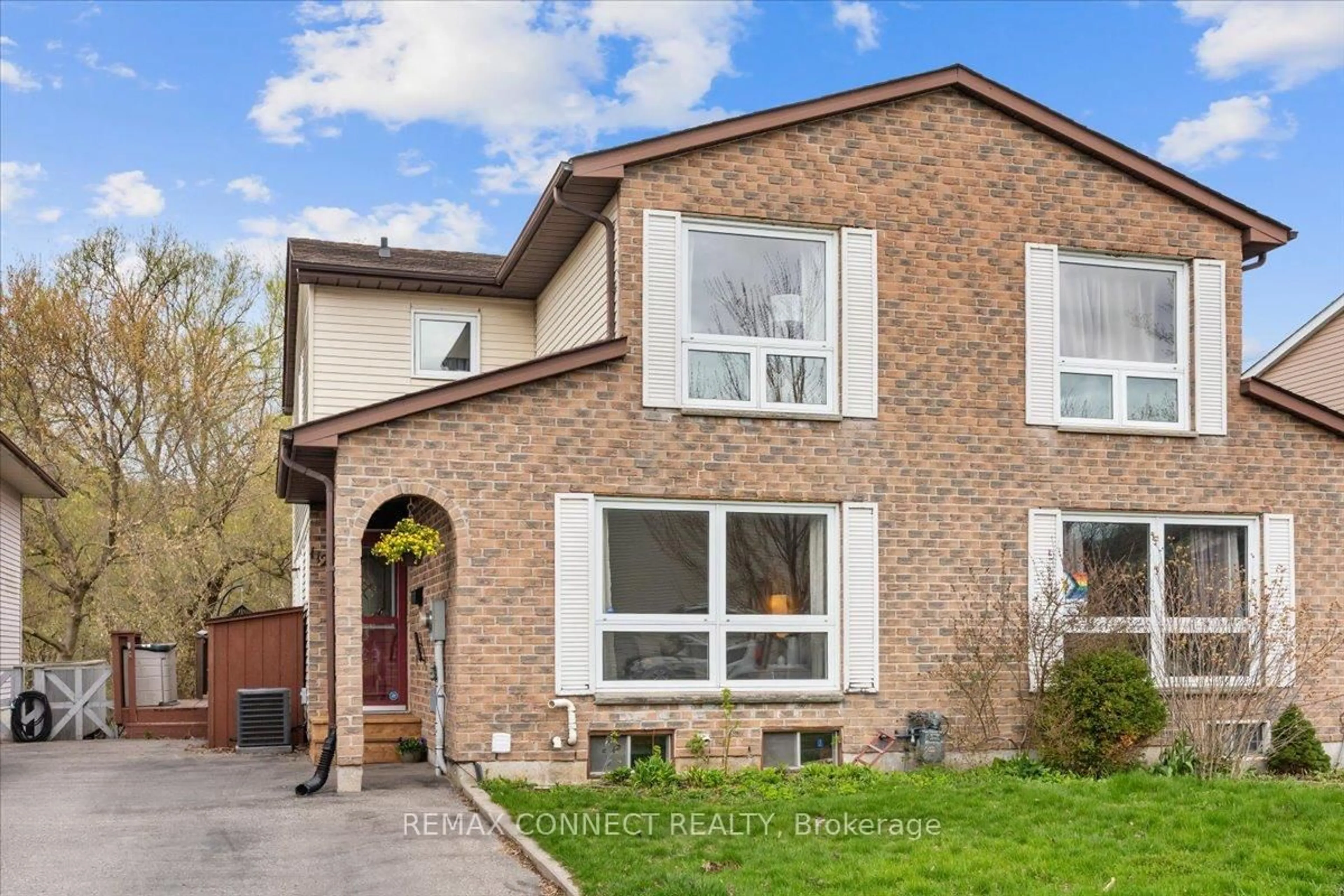Home with brick exterior material, street for 112 Londonderry St, Oshawa Ontario L1J 6Z3