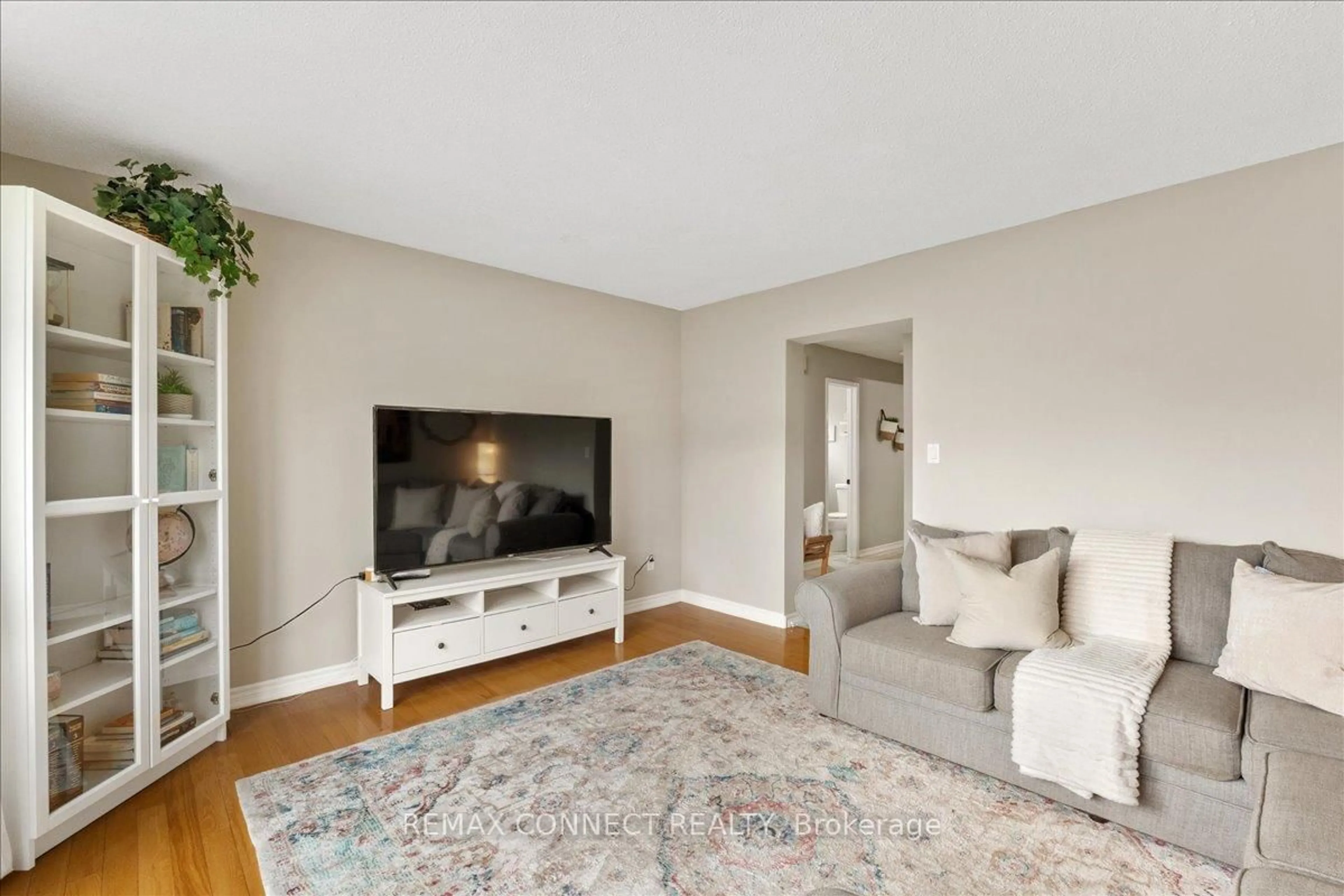 Living room with furniture, unknown for 112 Londonderry St, Oshawa Ontario L1J 6Z3