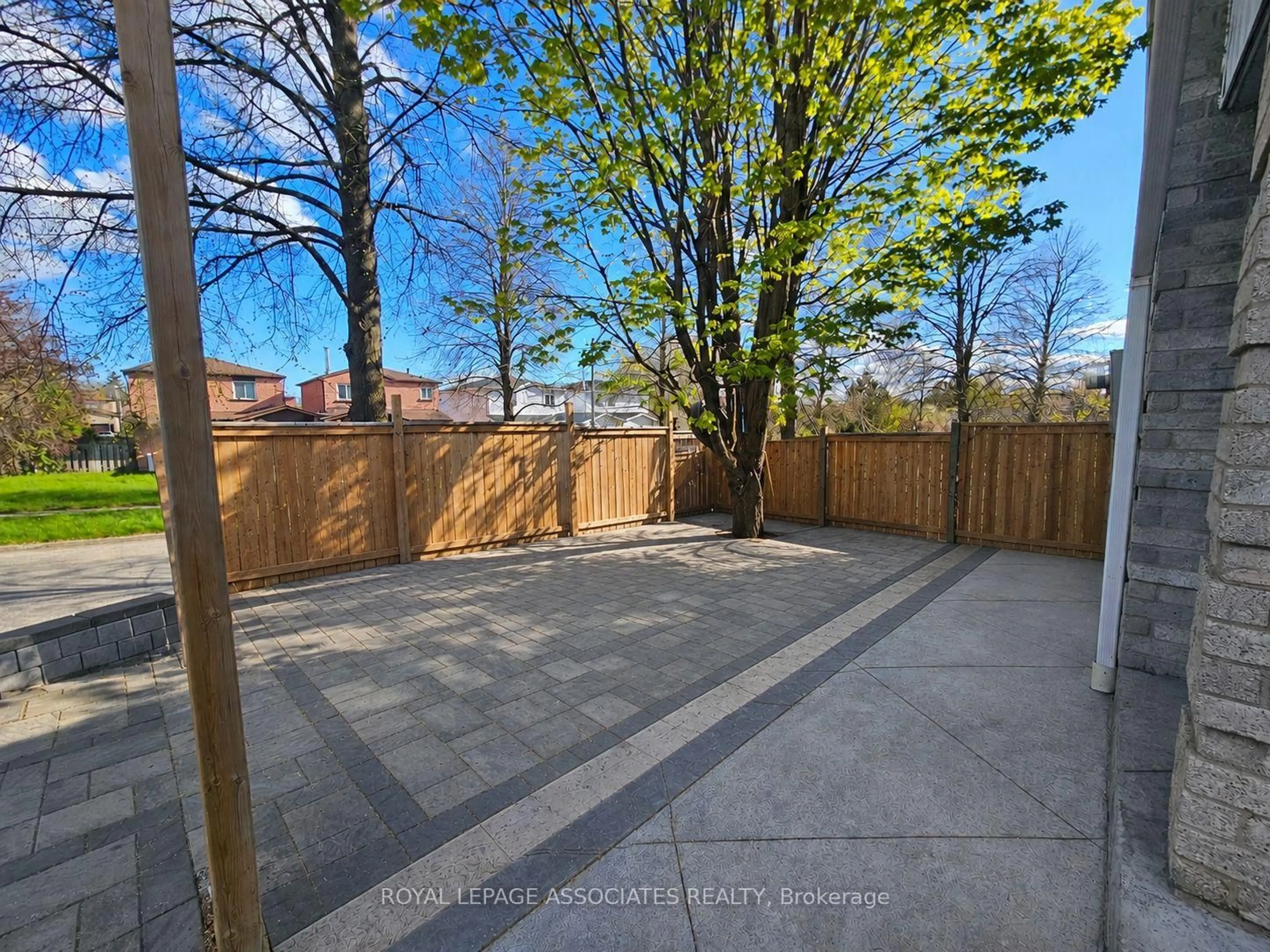 A pic from outside/outdoor area/front of a property/back of a property/a pic from drone, street for 8 Chalmers Cres, Ajax Ontario L1S 5Z5