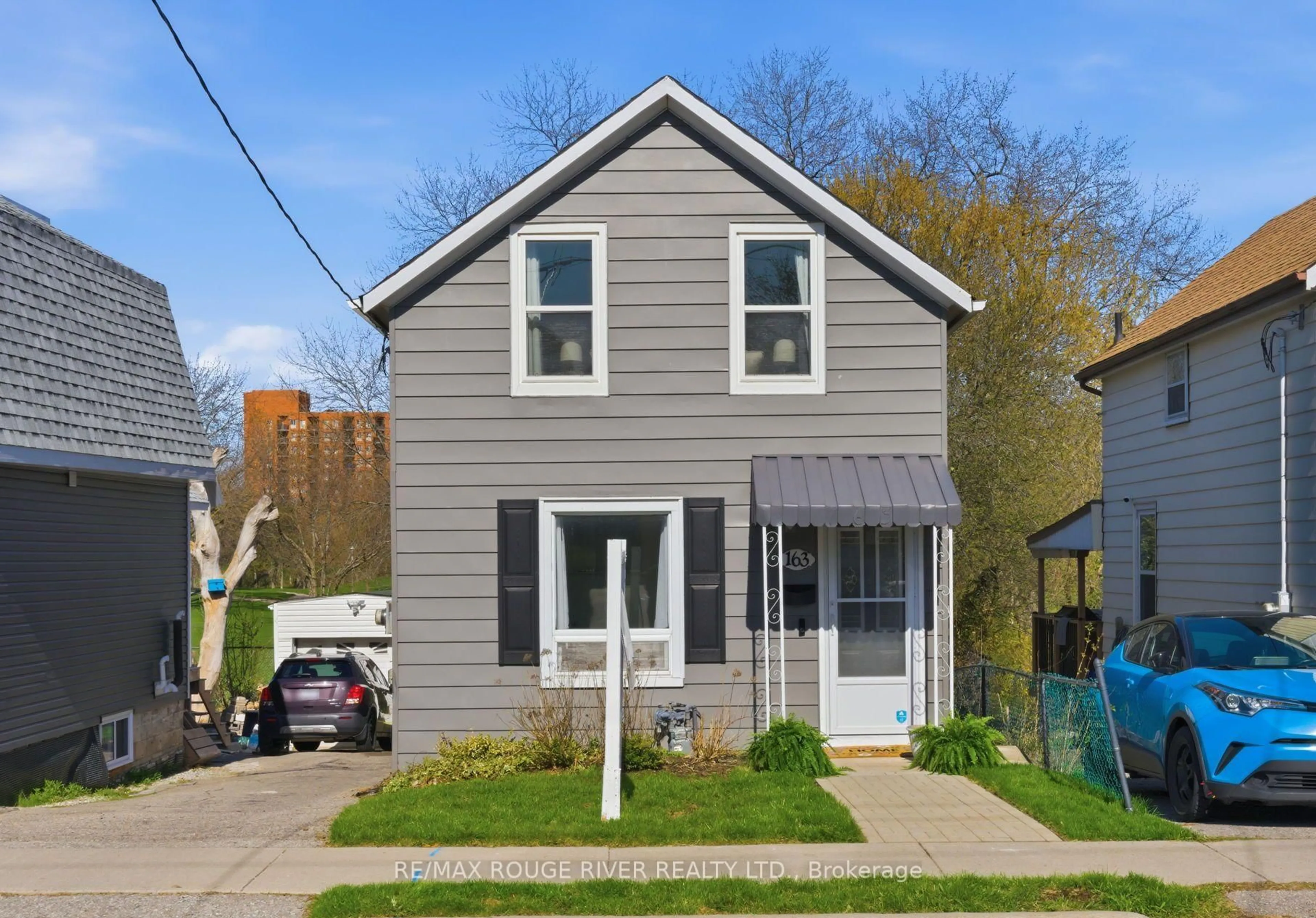 Home with vinyl exterior material, street for 163 Nassau St, Oshawa Ontario L1J 4A6