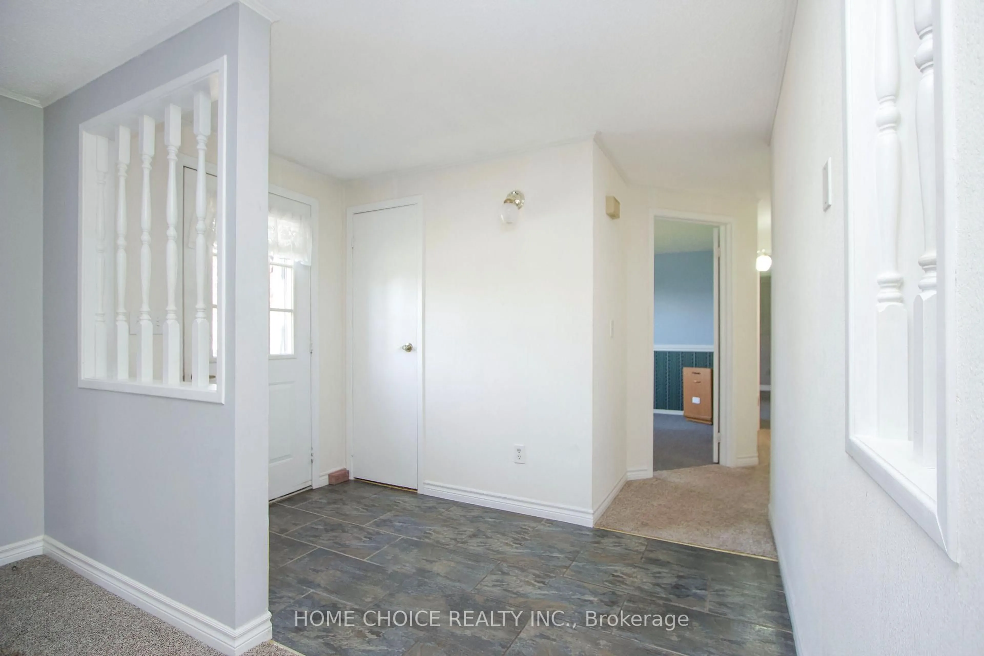 Indoor entryway for 46 Fairway Dr, Clarington Ontario L1B 1B3