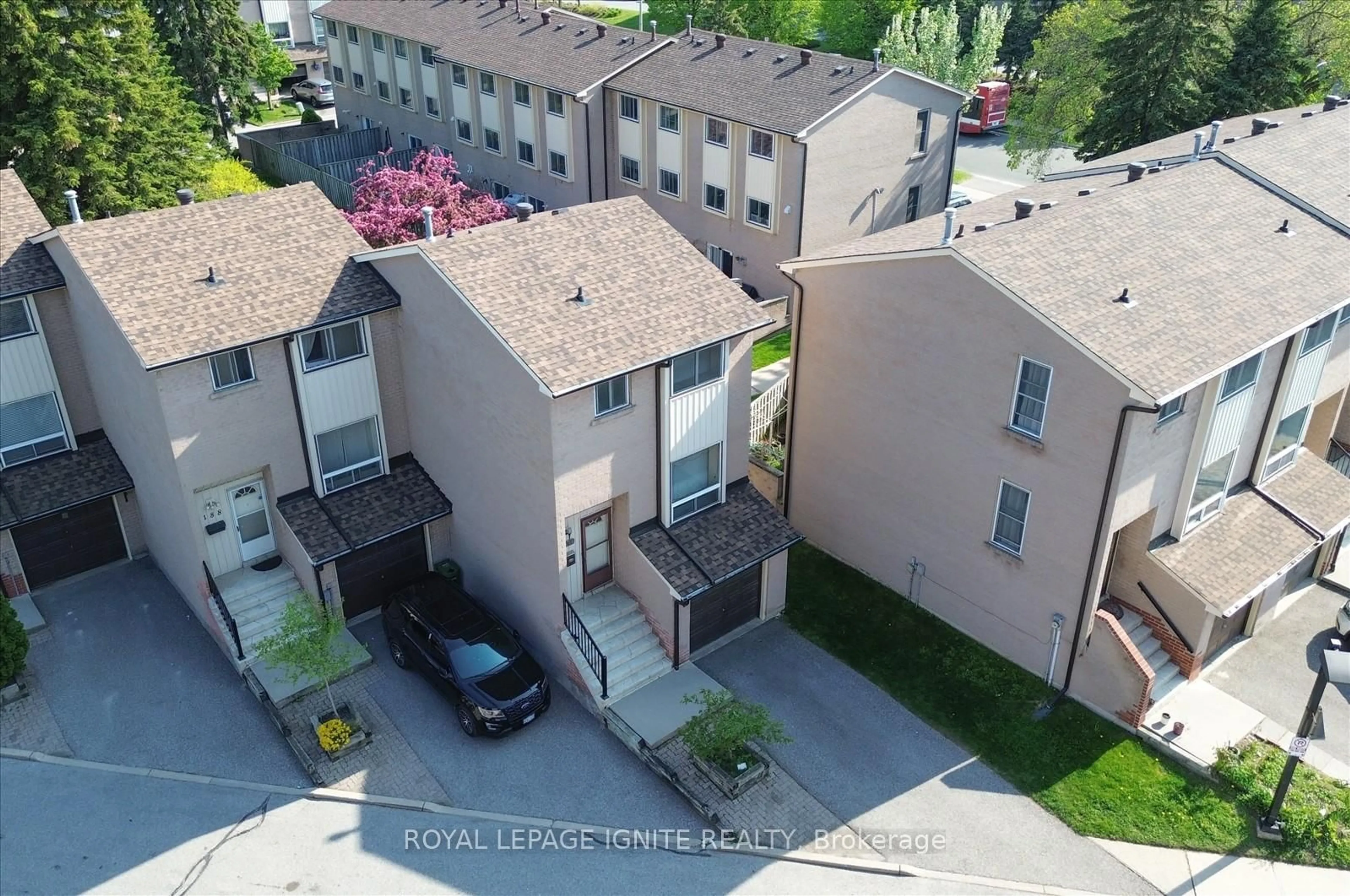 A pic from outside/outdoor area/front of a property/back of a property/a pic from drone, unknown for 41 Collinsgrove Rd #190, Toronto Ontario M1E 4Z1