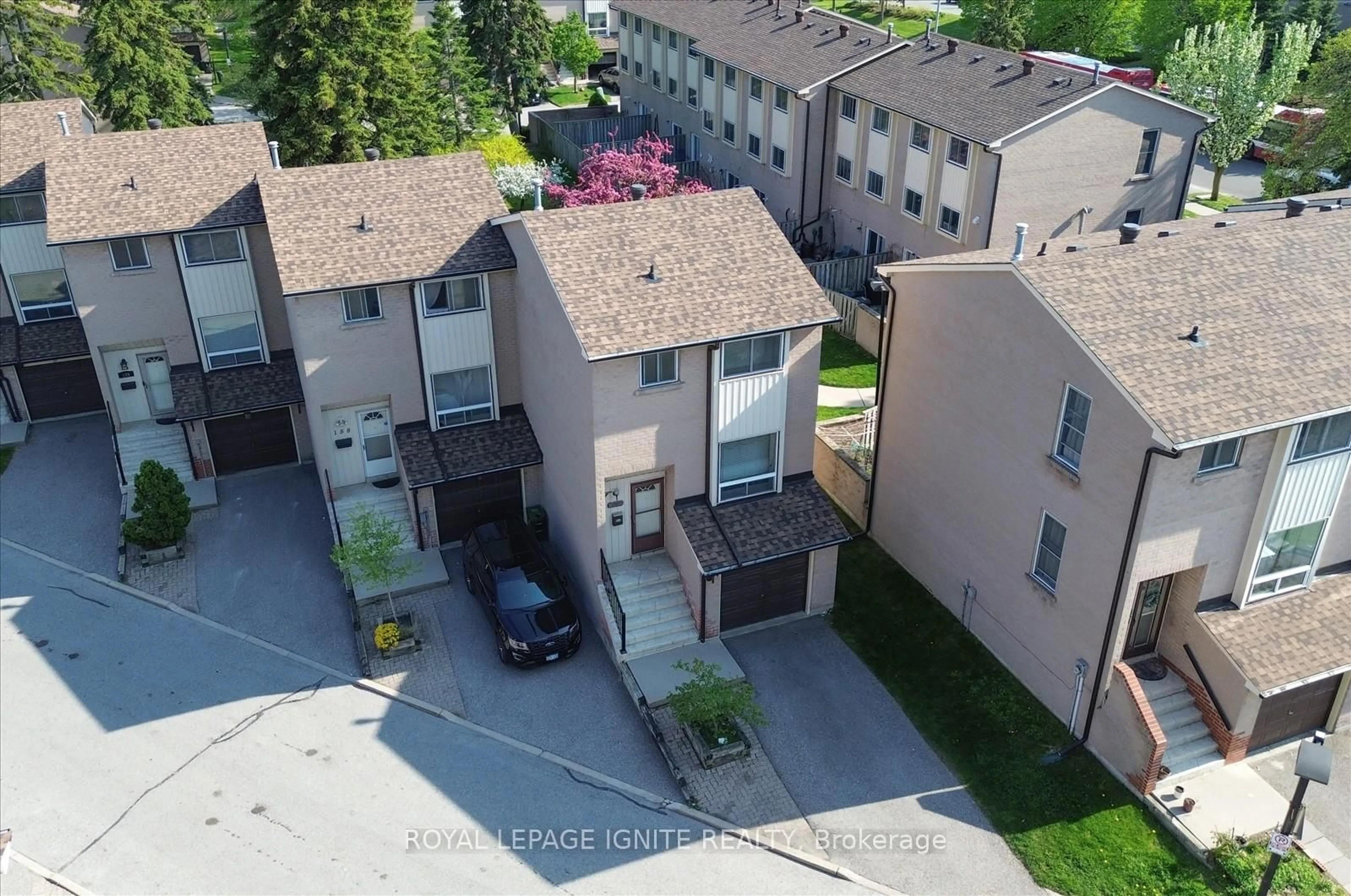 A pic from outside/outdoor area/front of a property/back of a property/a pic from drone, unknown for 41 Collinsgrove Rd #190, Toronto Ontario M1E 4Z1