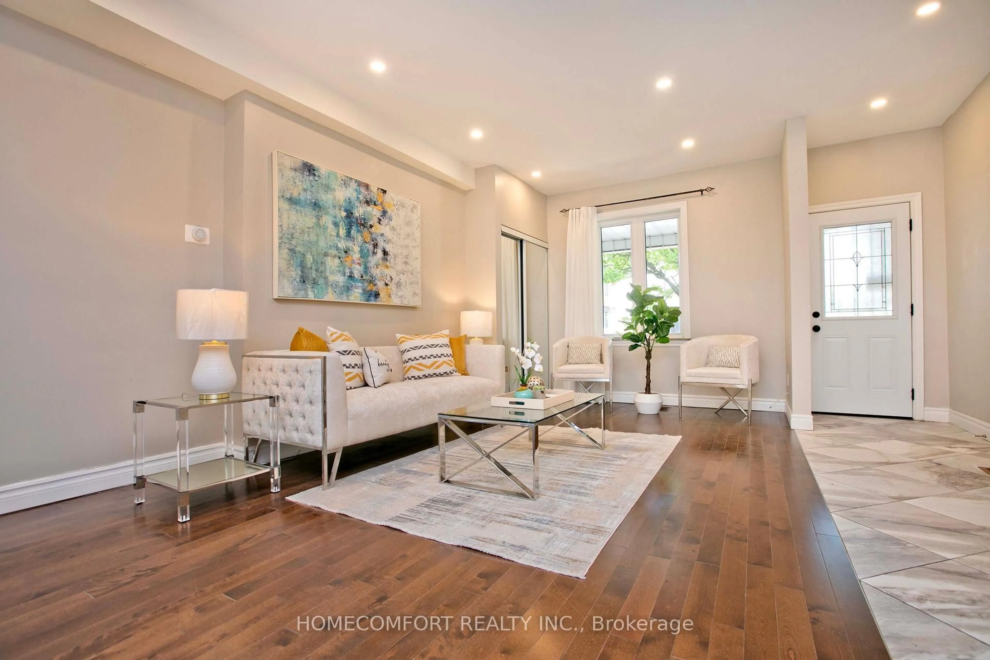 Living room with furniture, unknown for 202 Gledhill Ave, Toronto Ontario M4C 5L1