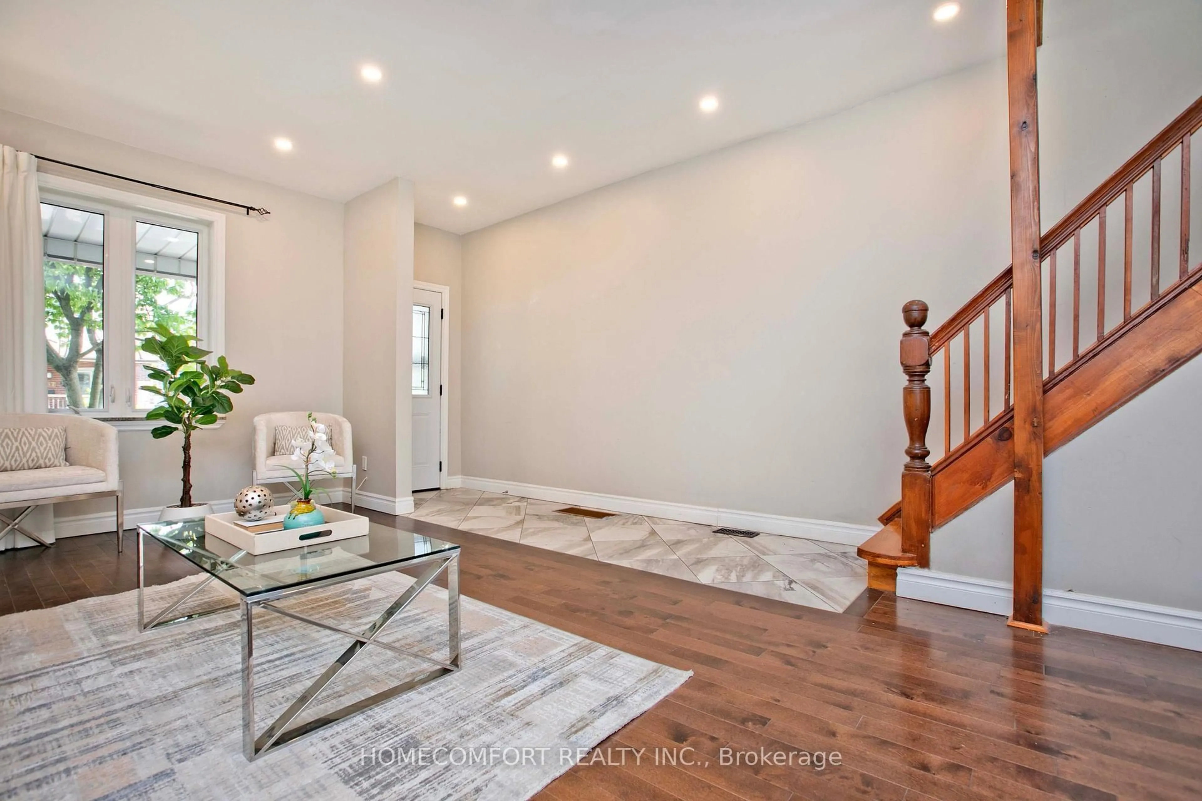Indoor entryway for 202 Gledhill Ave, Toronto Ontario M4C 5L1