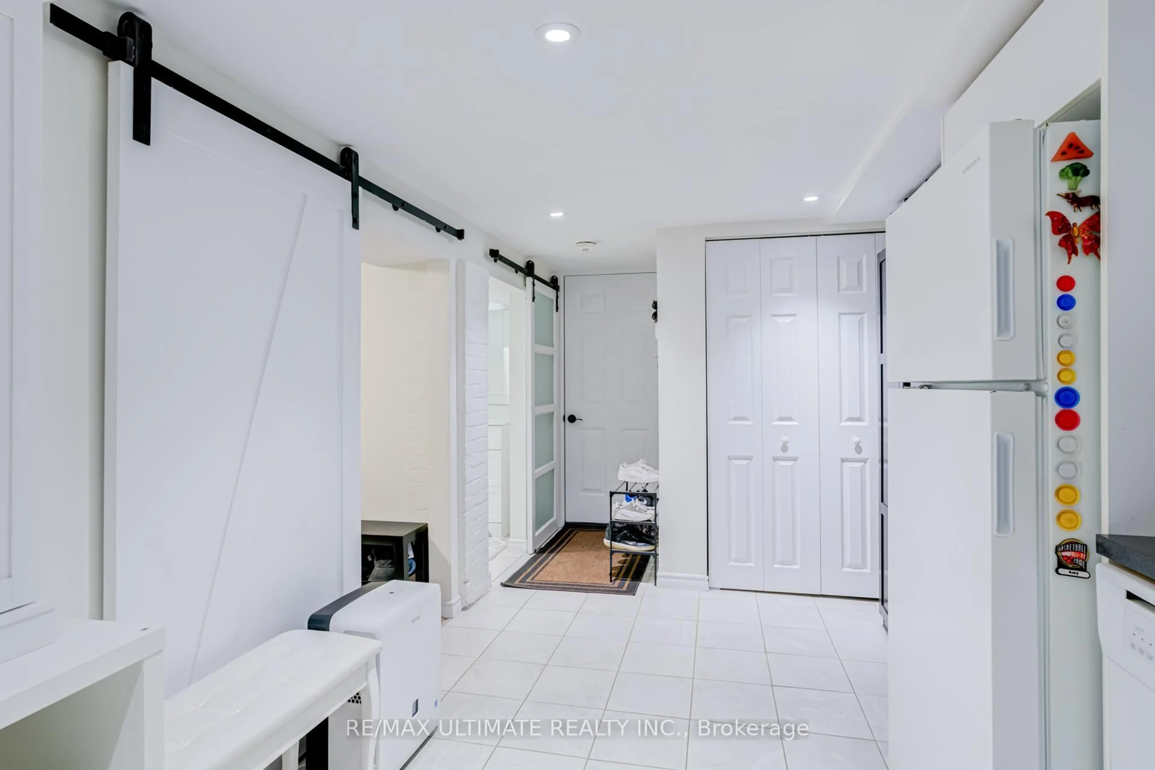 Indoor entryway for 533 Kingston Rd, Toronto Ontario M4L 1V5