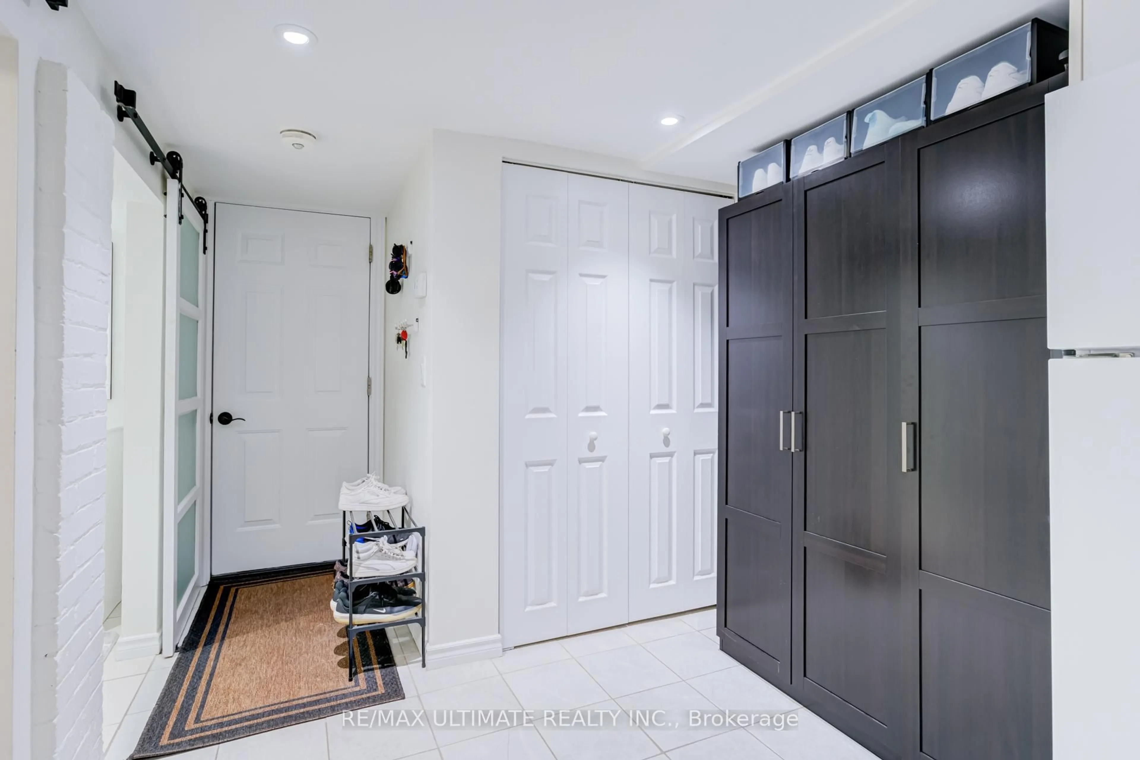 Indoor entryway for 533 Kingston Rd, Toronto Ontario M4L 1V5