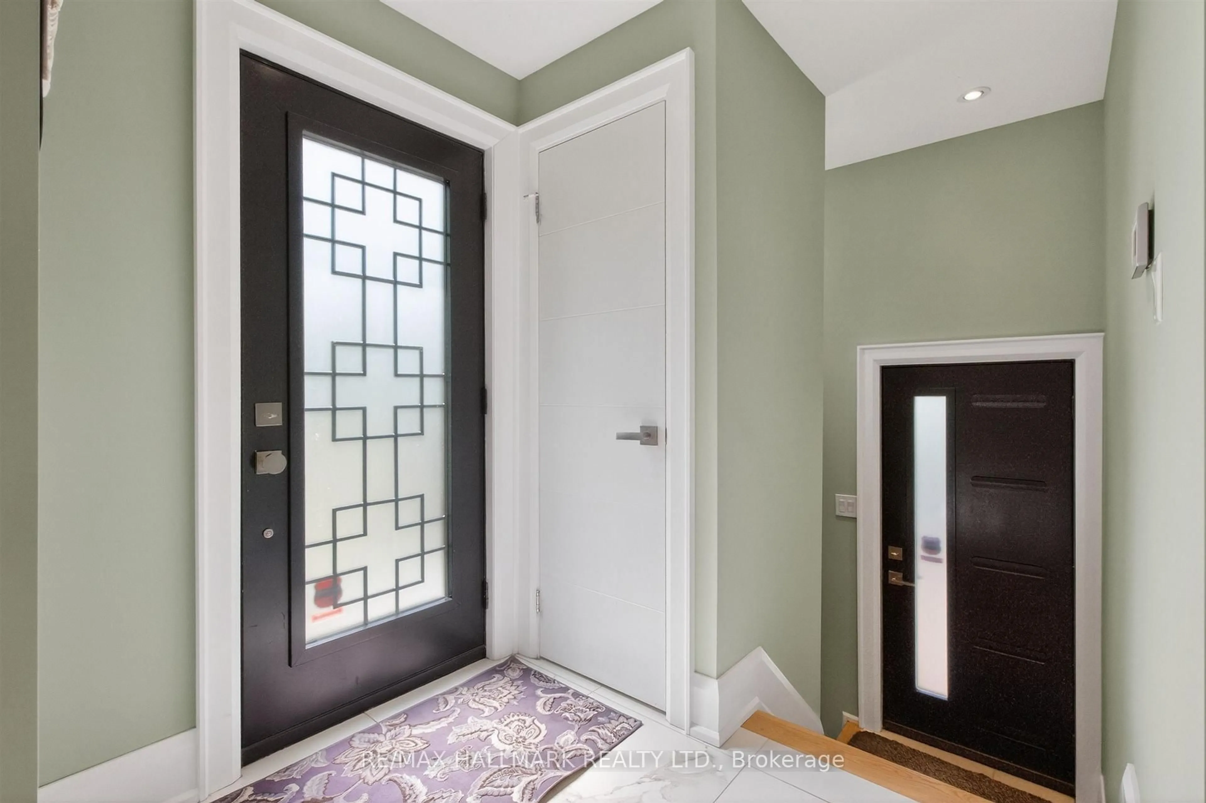 Indoor entryway for 5 Elmont Dr, Toronto Ontario M4B 2L9