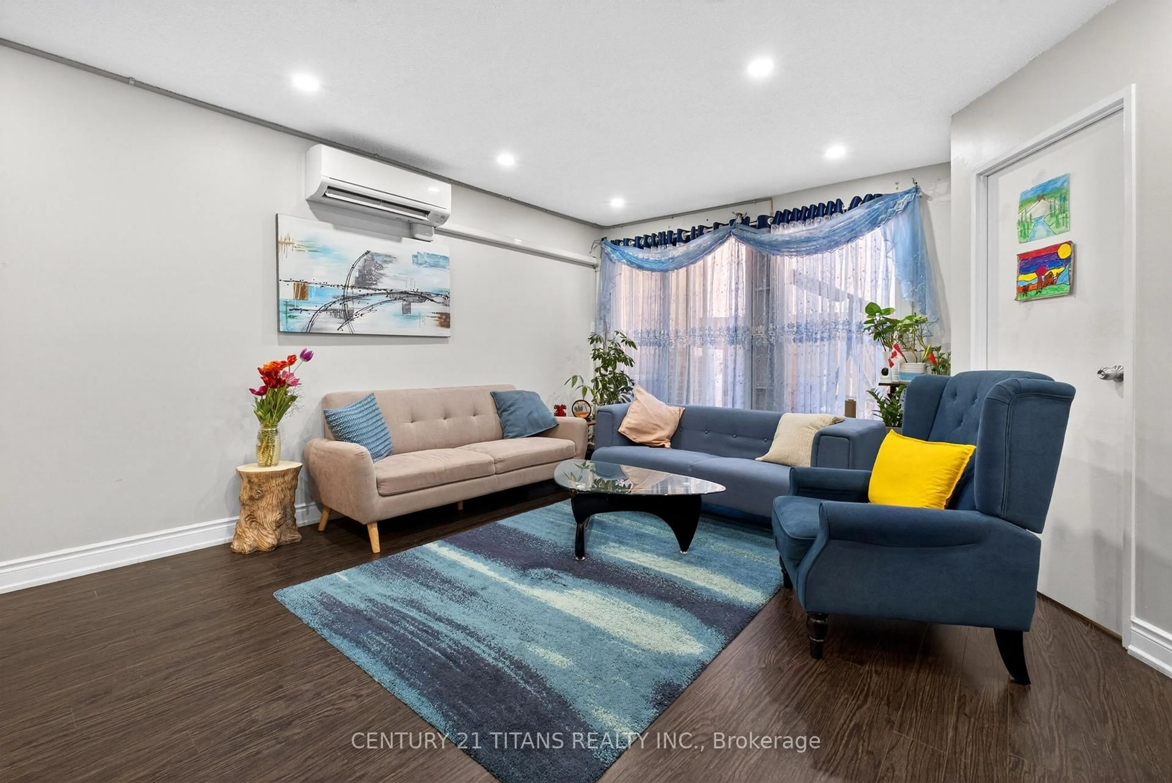 Living room with furniture, unknown for 100 Mornelle Crt #1018, Toronto Ontario M1E 4X2