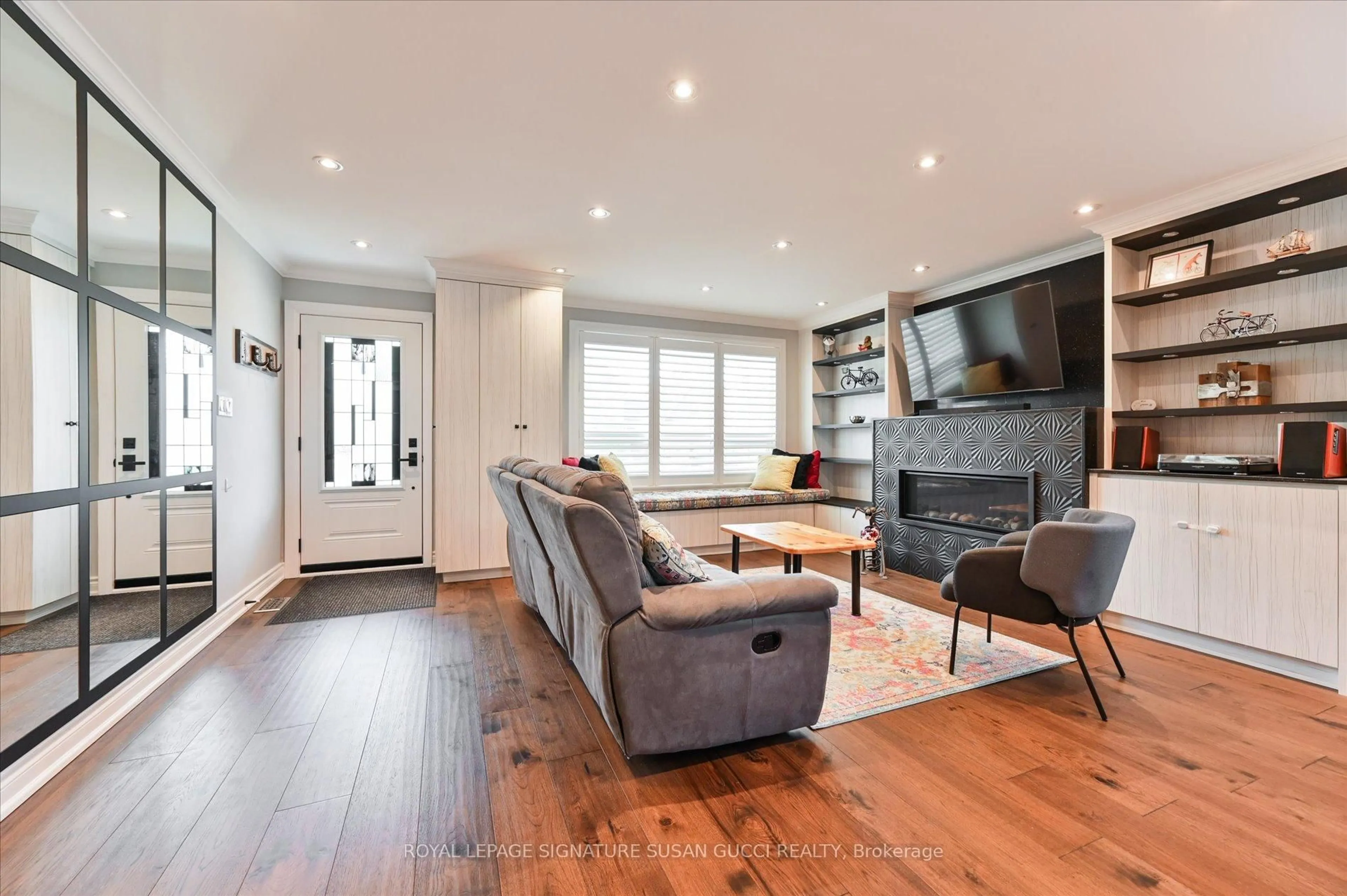 Living room with furniture, wood/laminate floor for 86 Barker Ave, Toronto Ontario M4C 2N6